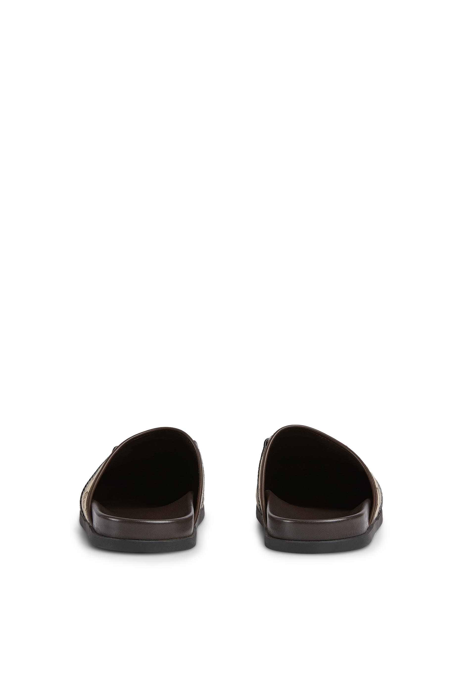 حذاء مفتوح من الخلف بحلية لجام الحصان