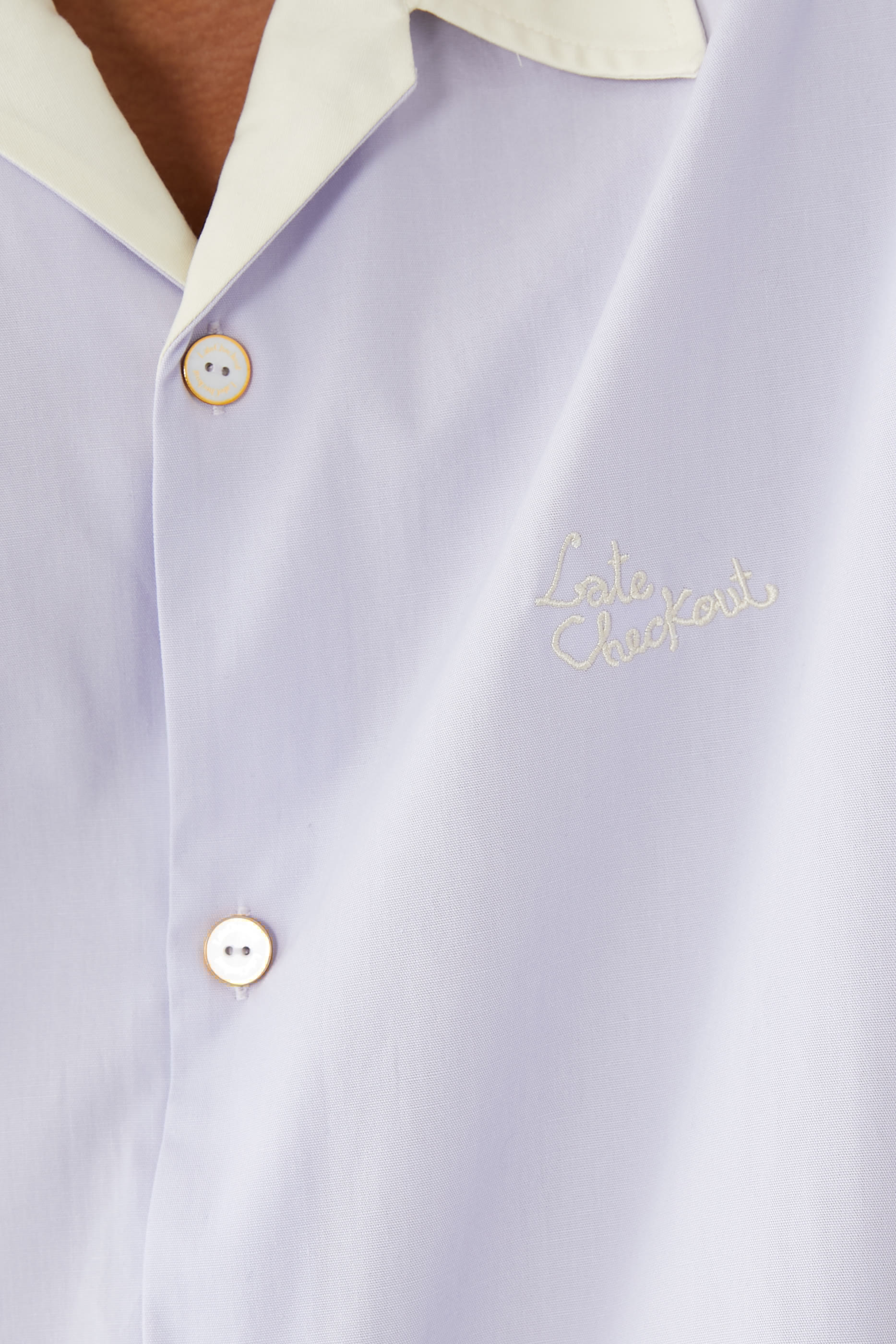 قميص بأكمام قصيرة