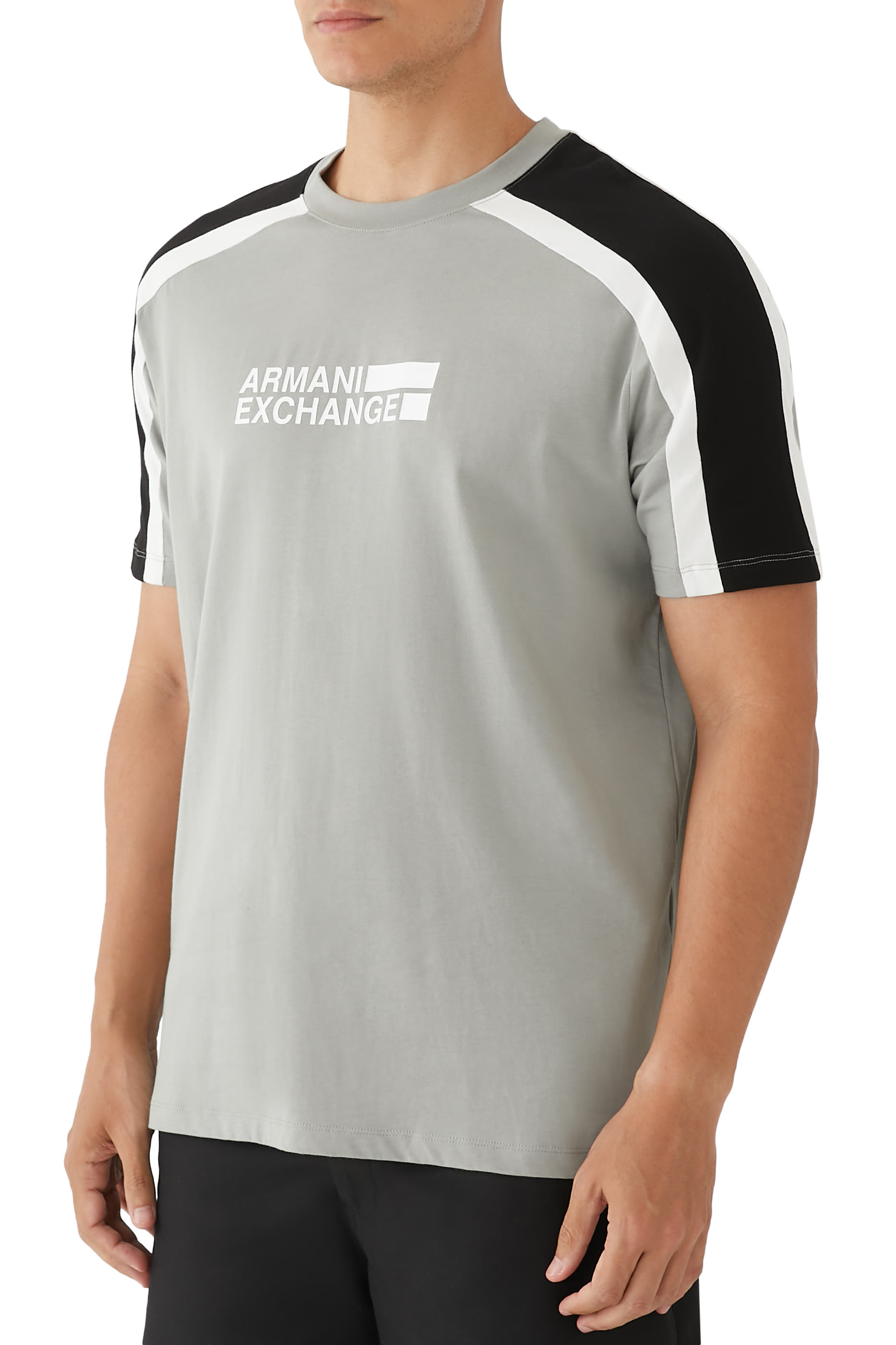 تيشيرت بياقة ضيقة بنقشة شعار الماركة