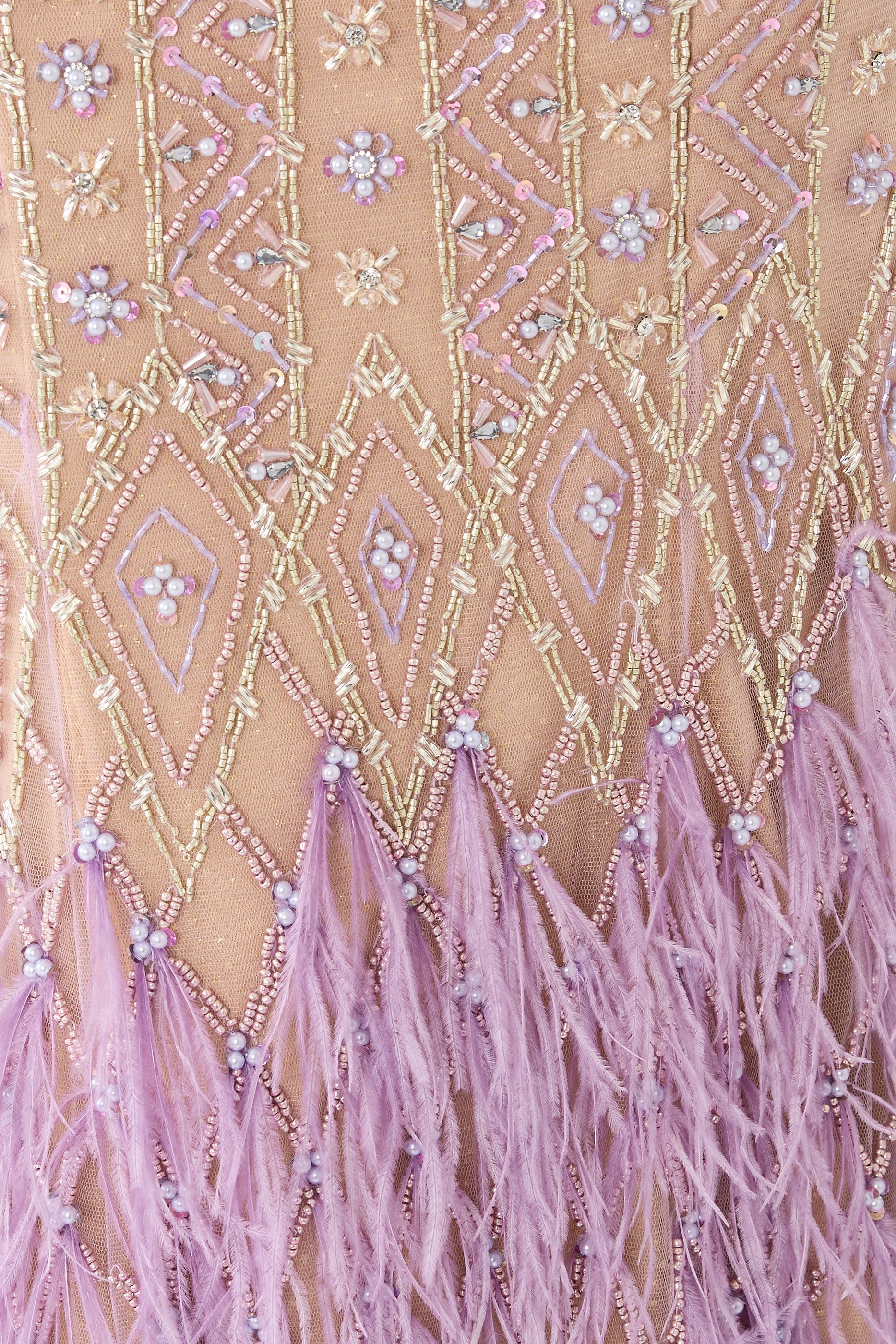 فستان سهرة مزين بحافة ريش