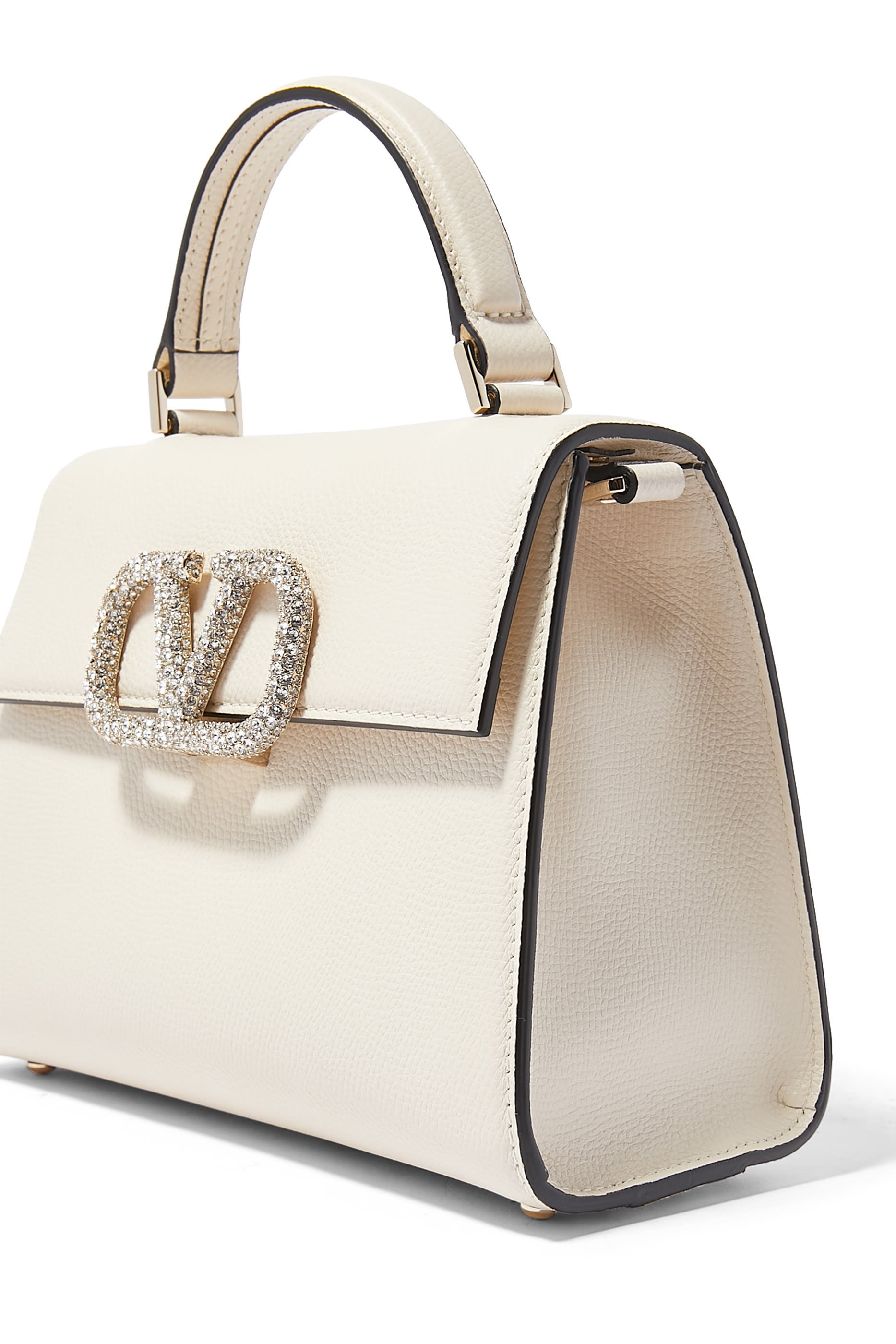 حقيبة صغيرة بيد علوية وشعار الماركة