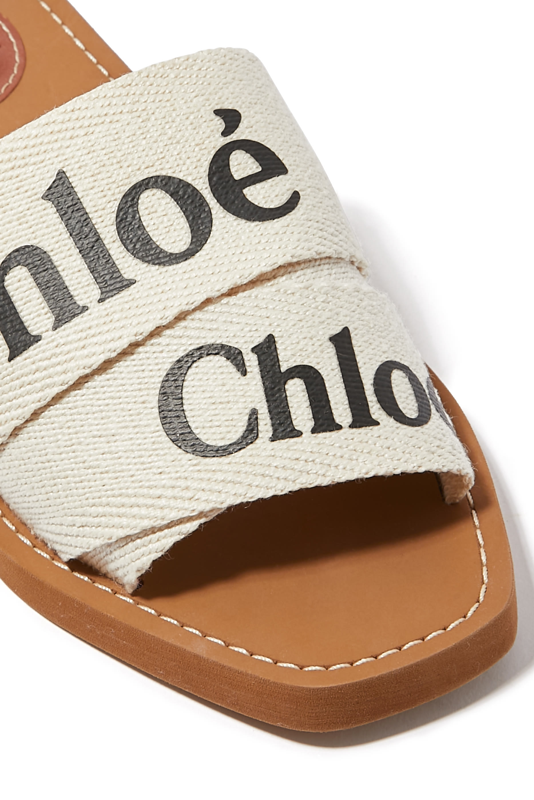 حذاء وودي مفتوح من الخلف بشعار الماركة