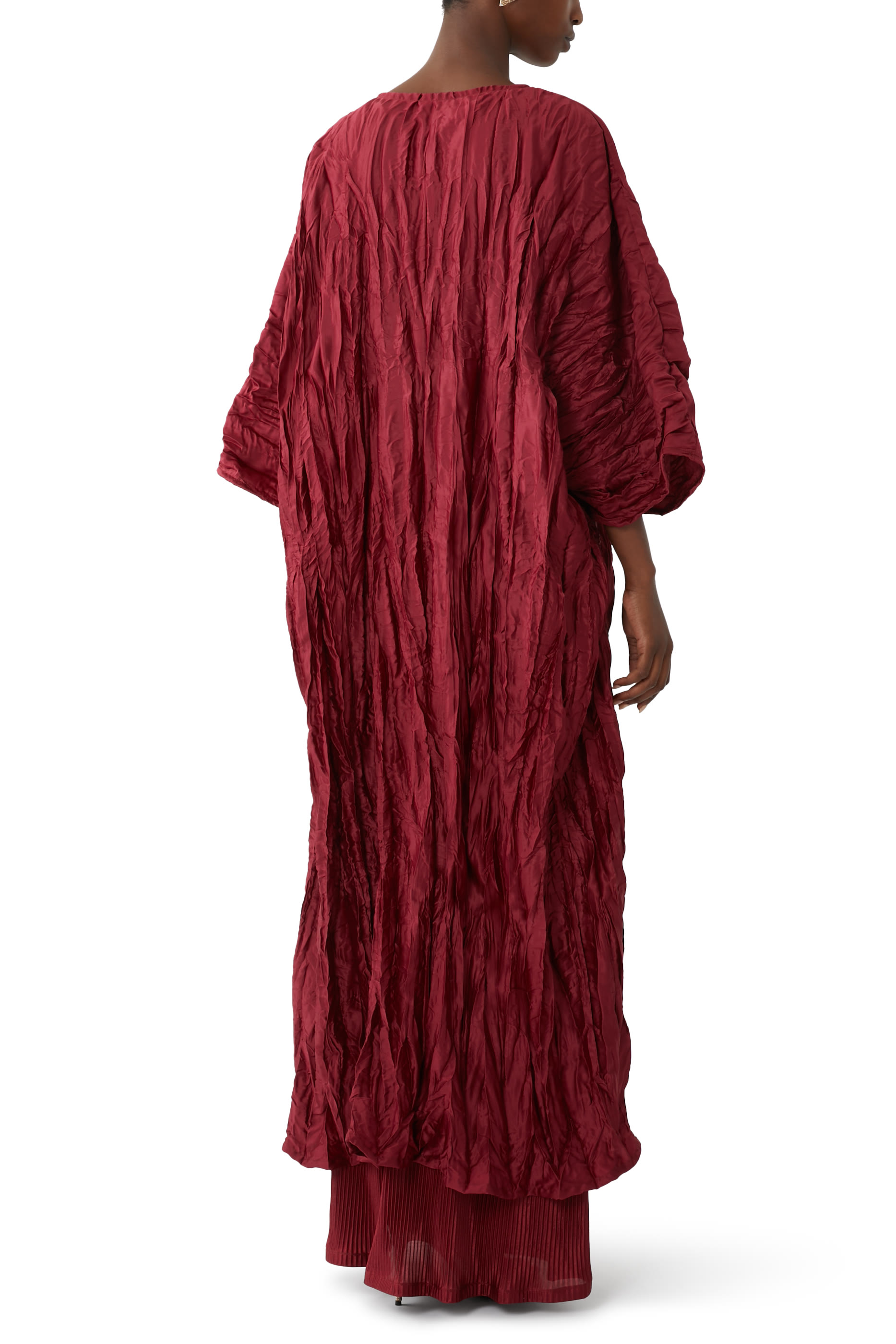 طقم بشت ساتان مجعد، وفستان بلا أكمام بطيات وحزام