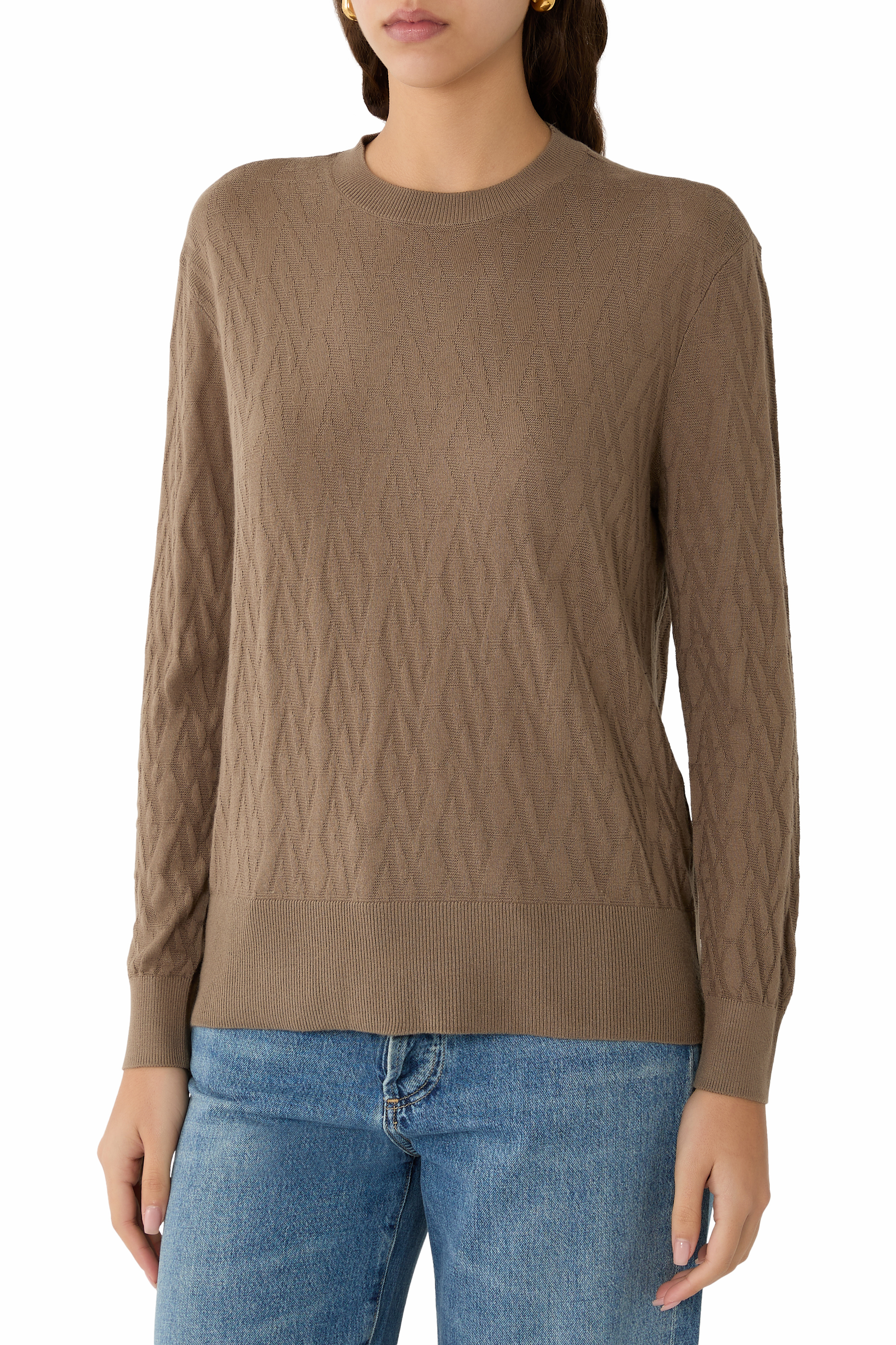 كنزة بحروف شعار الماركة