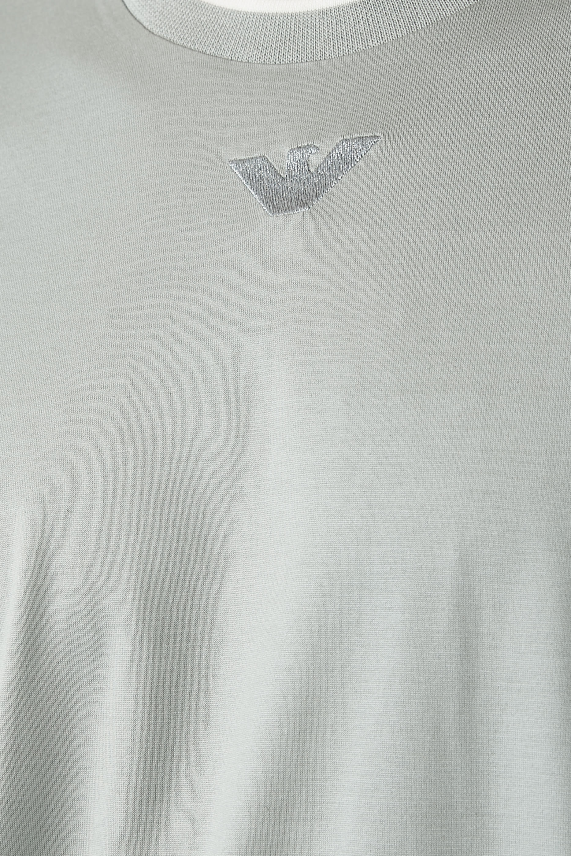 تيشيرت بياقة ضيقة بشعار الماركة