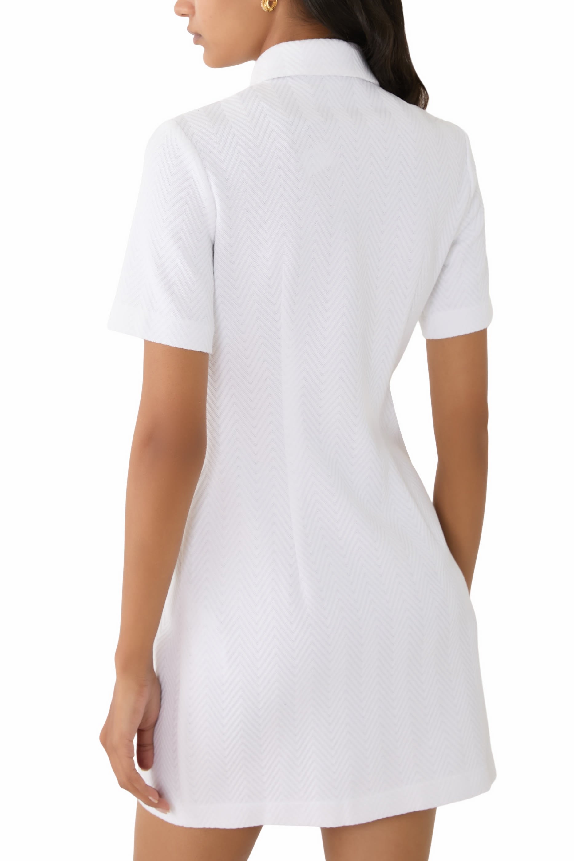 فستان قصير بنمط قميص بولو بنقشة خطوط متعرجة