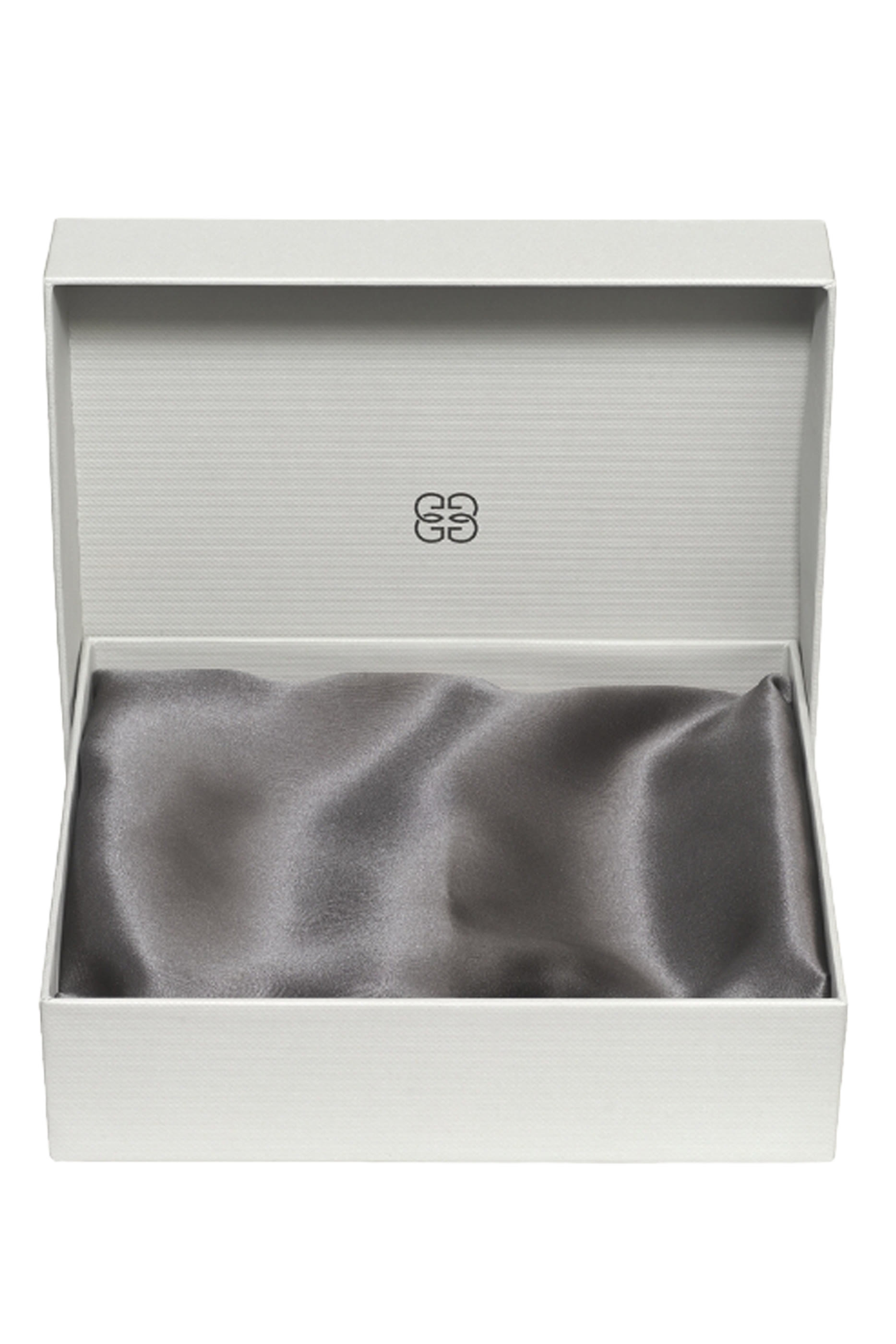 غطاء وسادة حرير في علبة هدايا