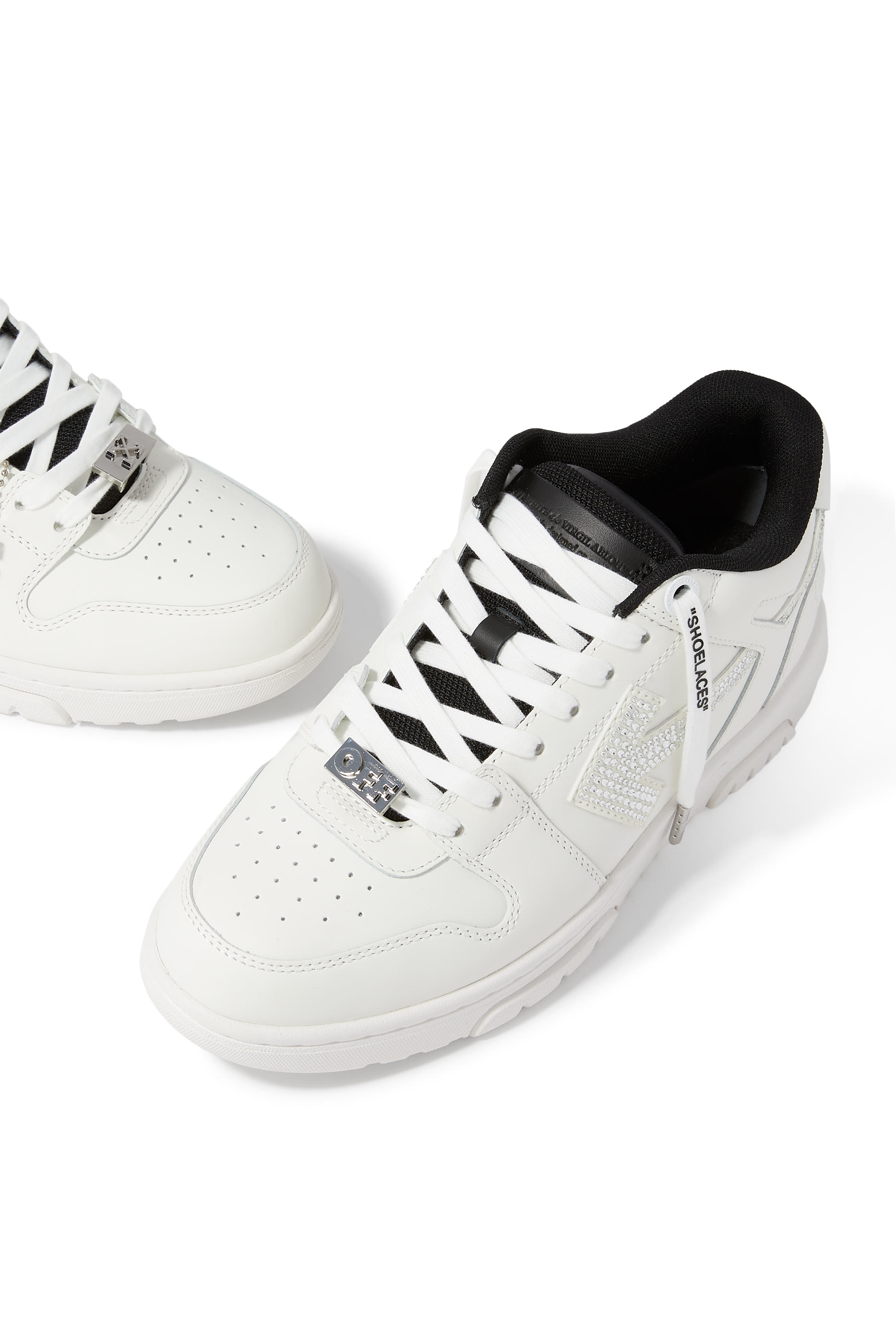 سنيكرز اوت اوف اوفيس بحلية معدنية