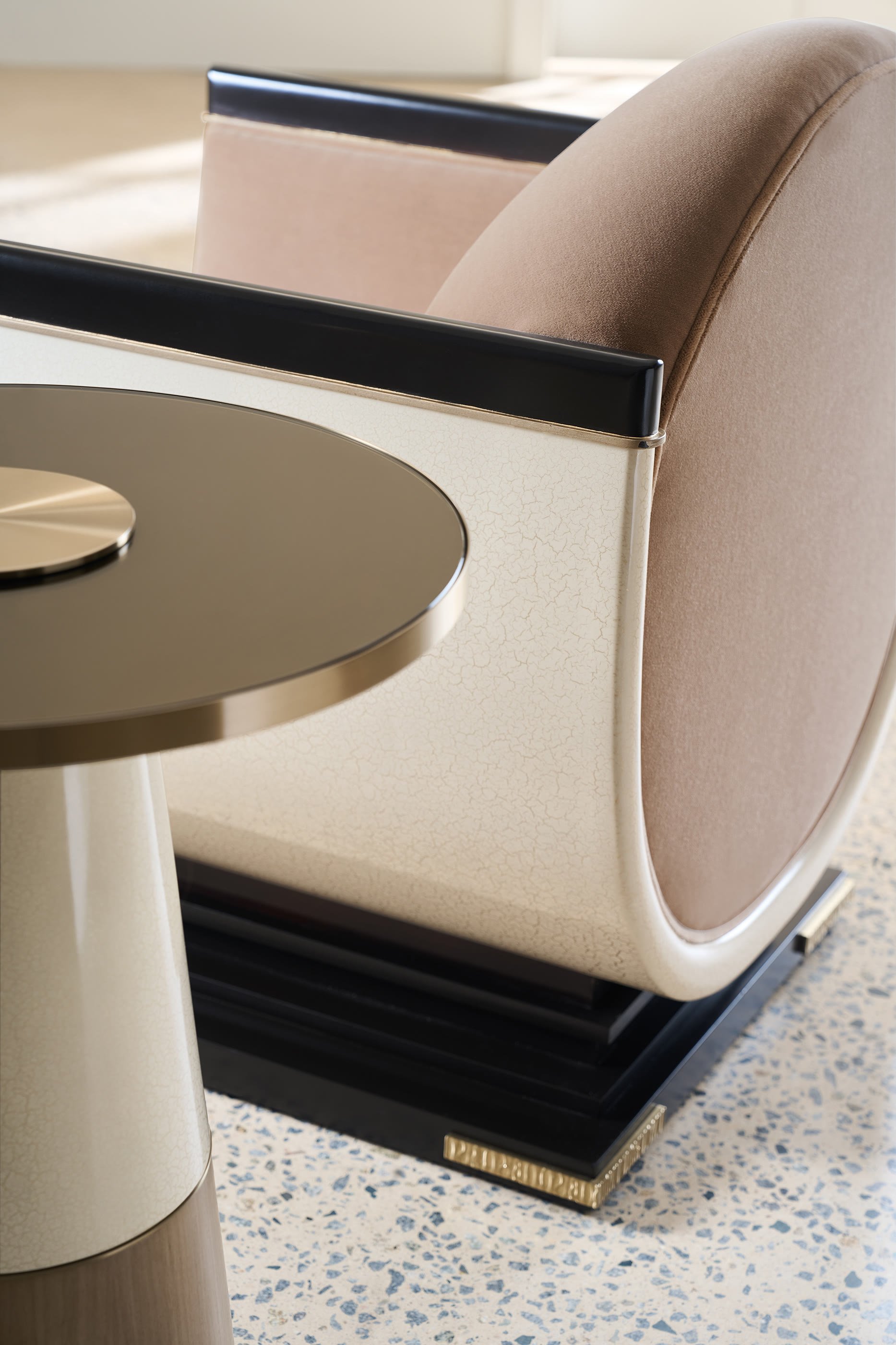 طاولة جانبية أبرتور