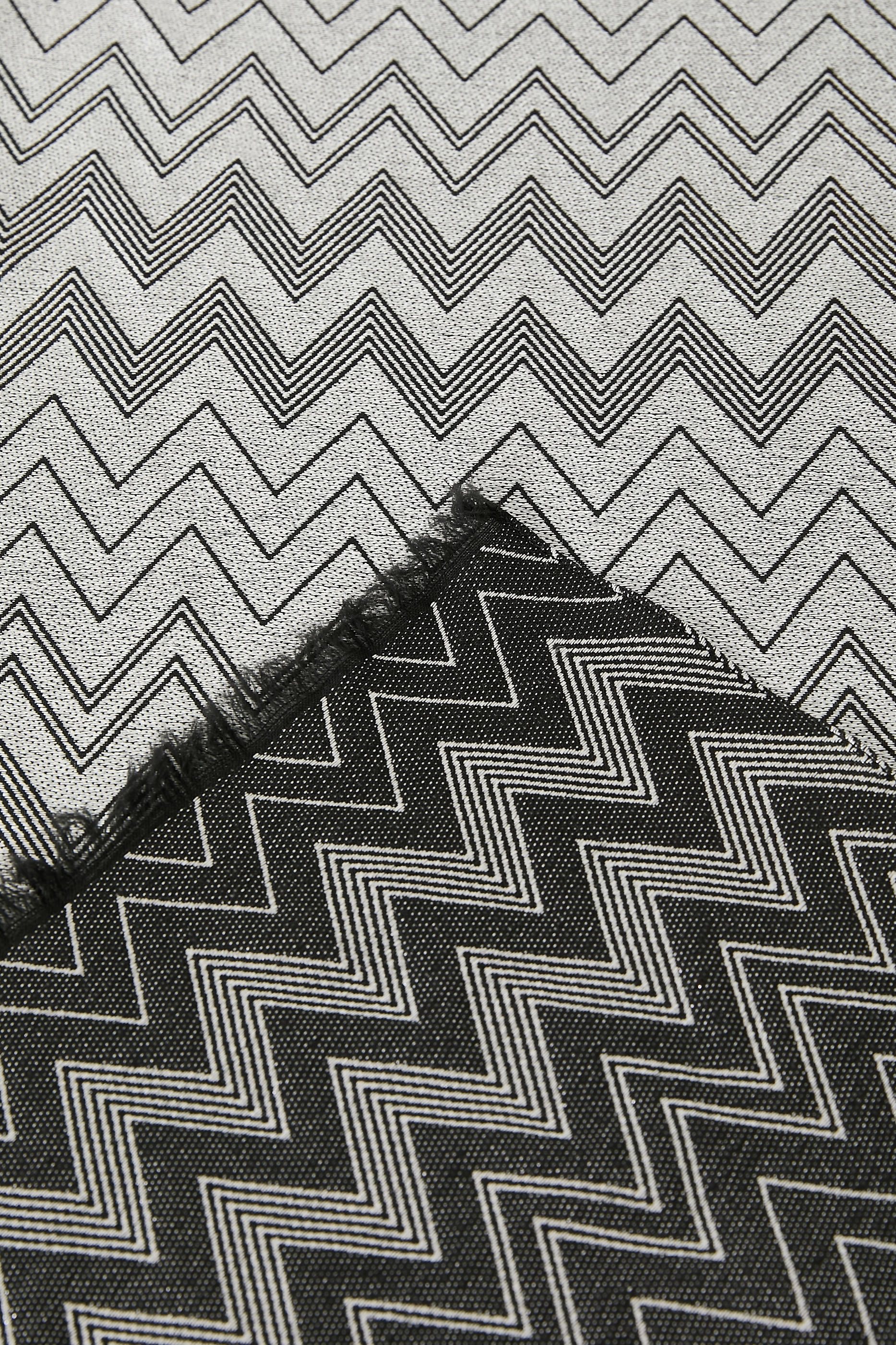 وشاح بنقشة متعرجة