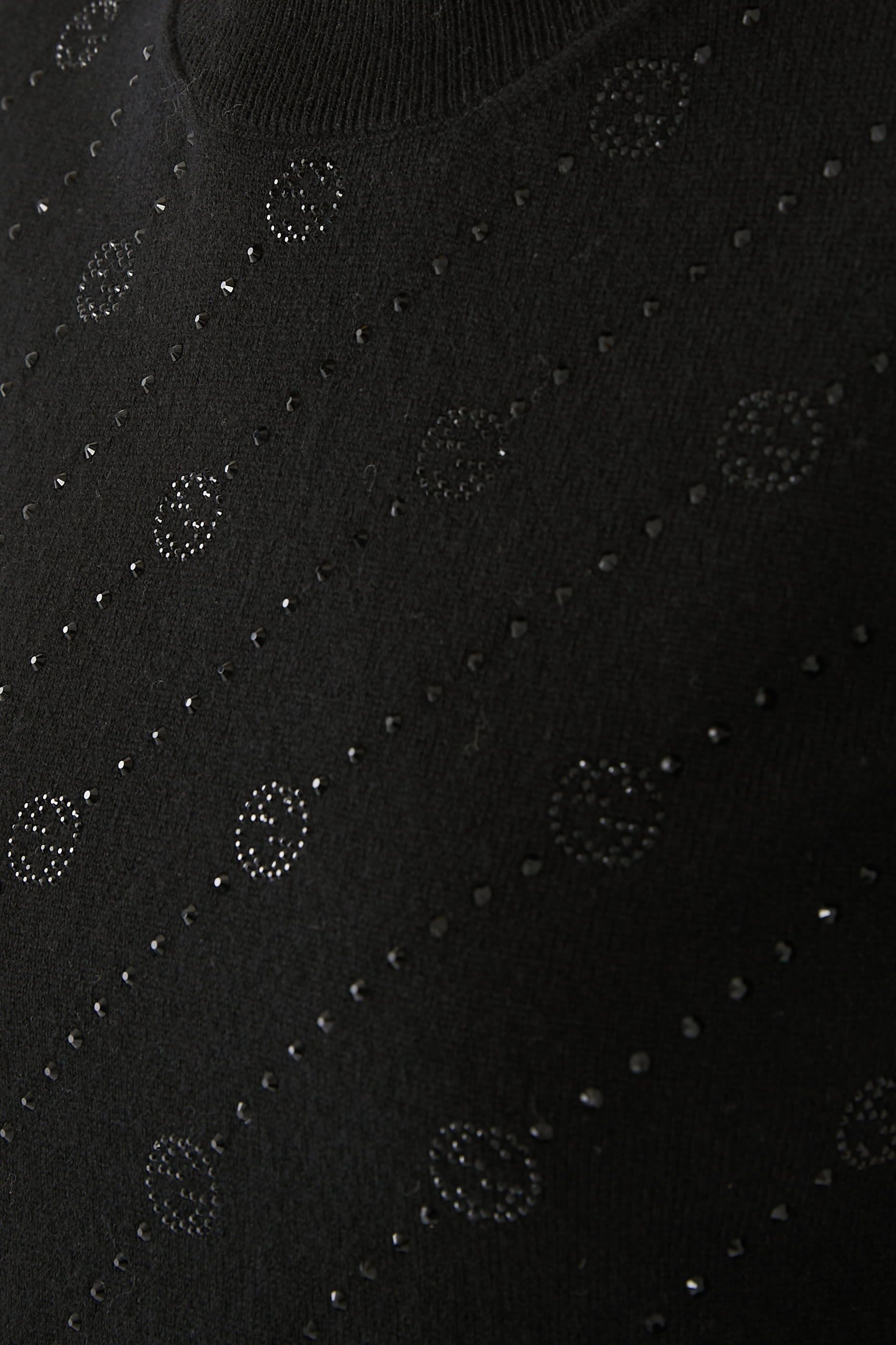 بلوزة كشمير مزينة بحرفي شعار الماركة والكريستال