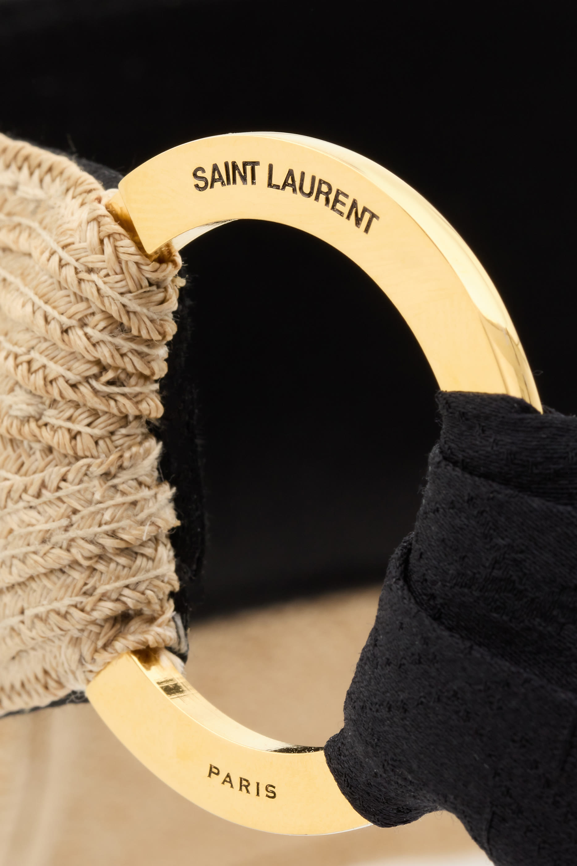 كاب مفتوح مزين بشريط قش