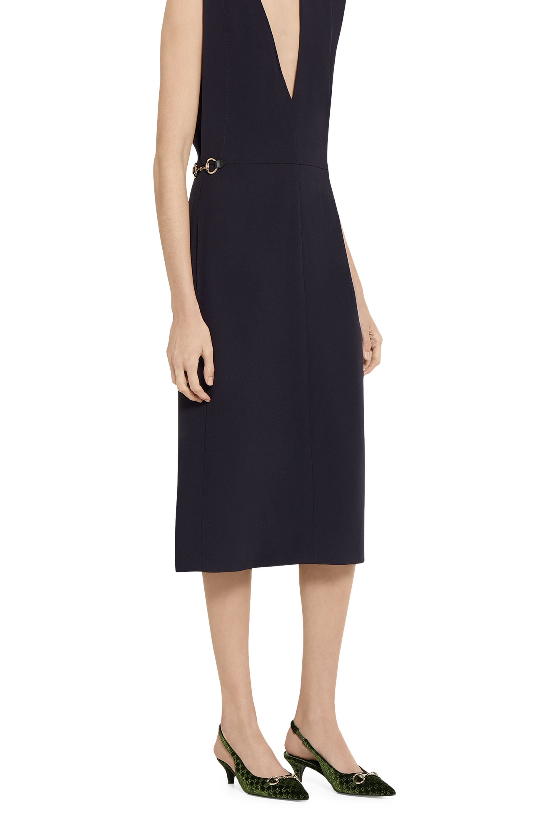 حذاء كلاسيكي 45 بسير خلفي مزين بحلية شعار الماركة