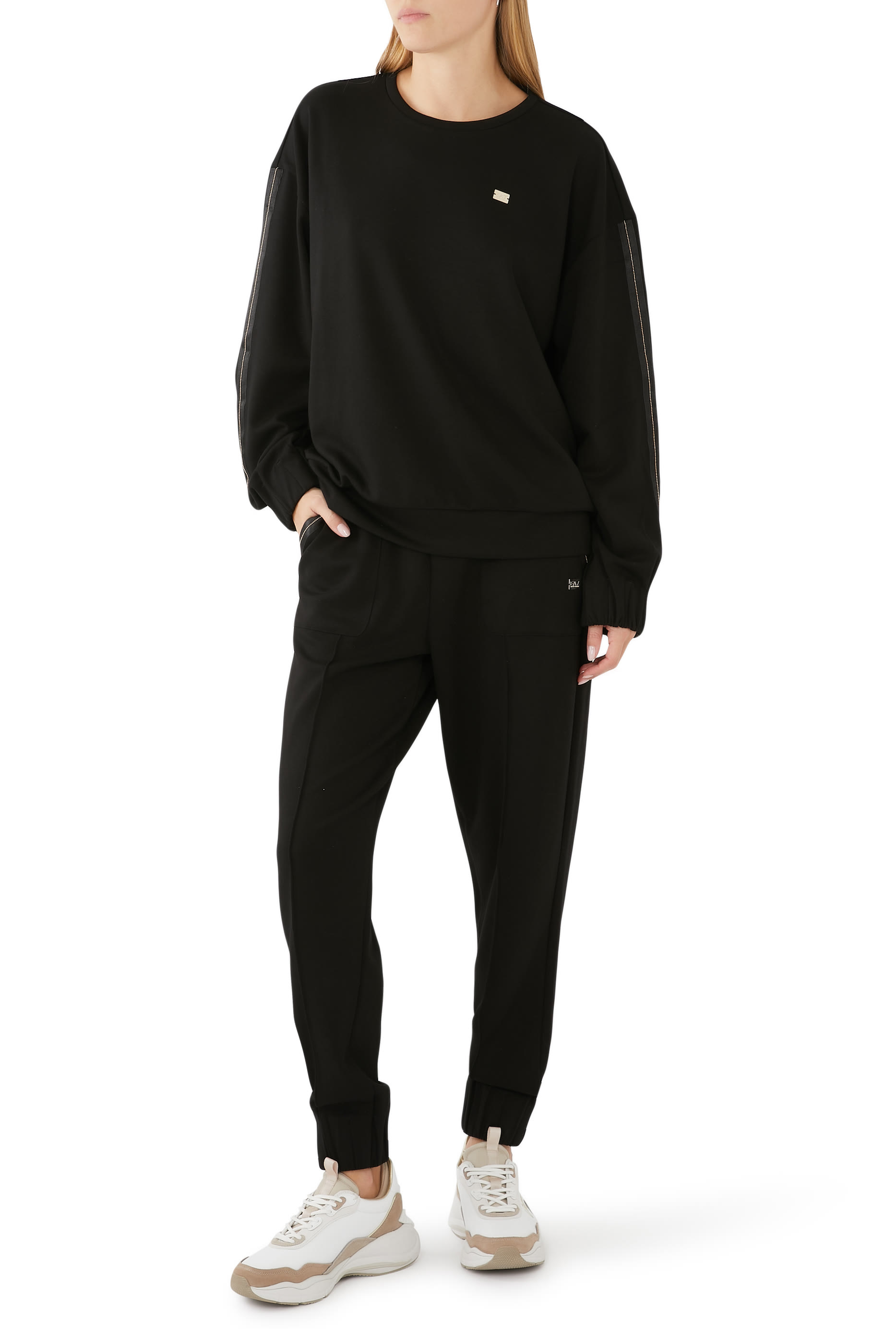 بدلة رياضية بشعار الماركة