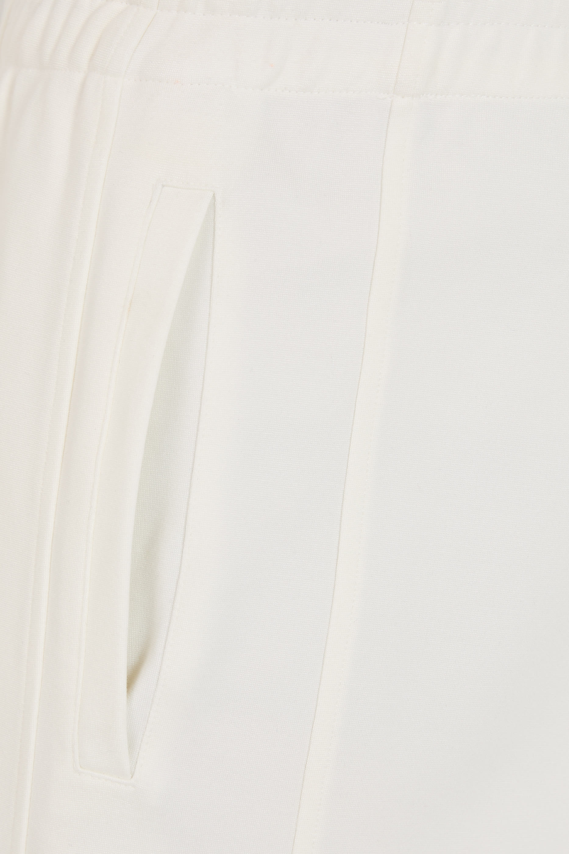 بنطال بقصة ساق مستقيمة