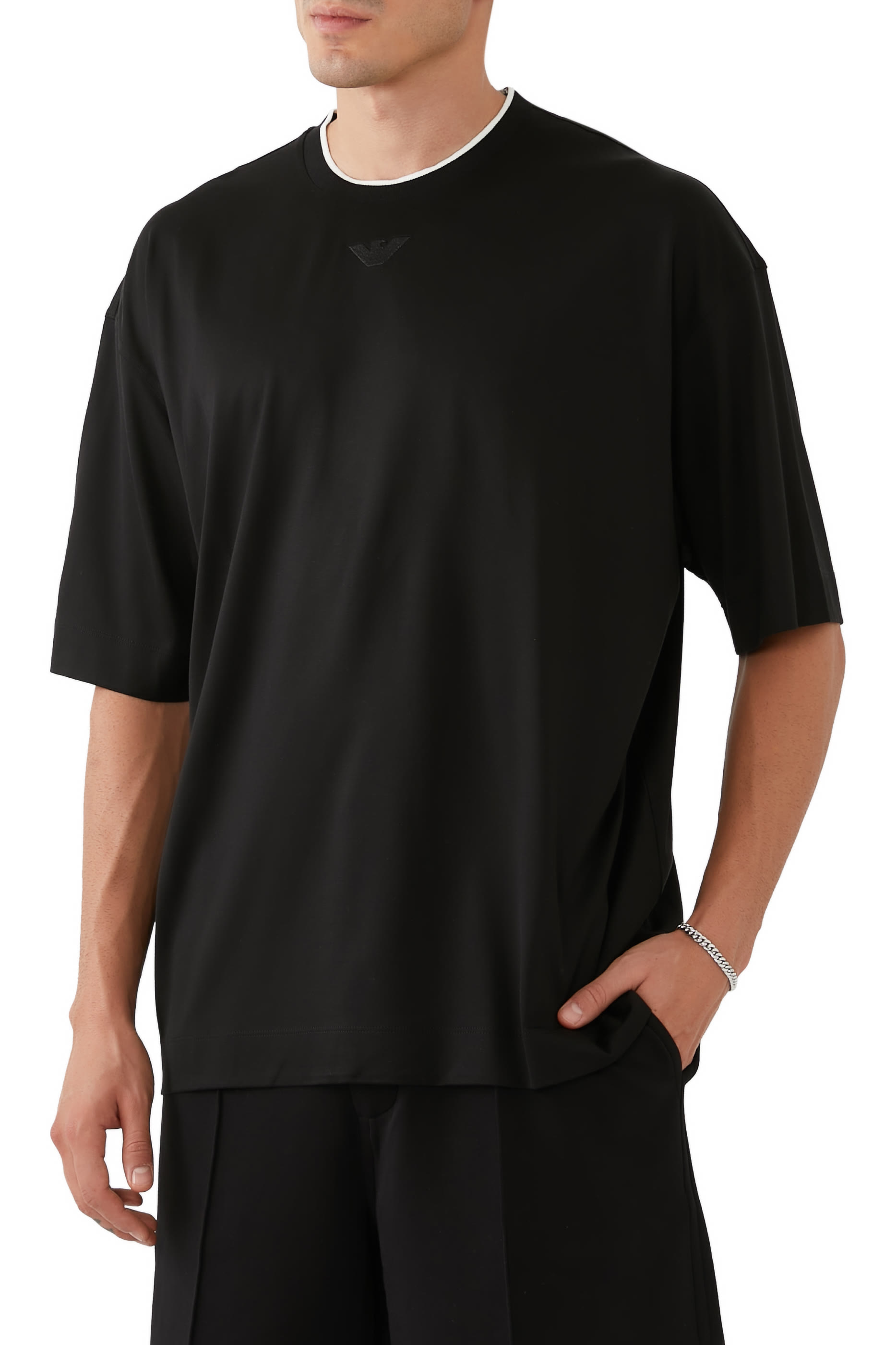 تيشيرت بياقة ضيقة بشعار الماركة