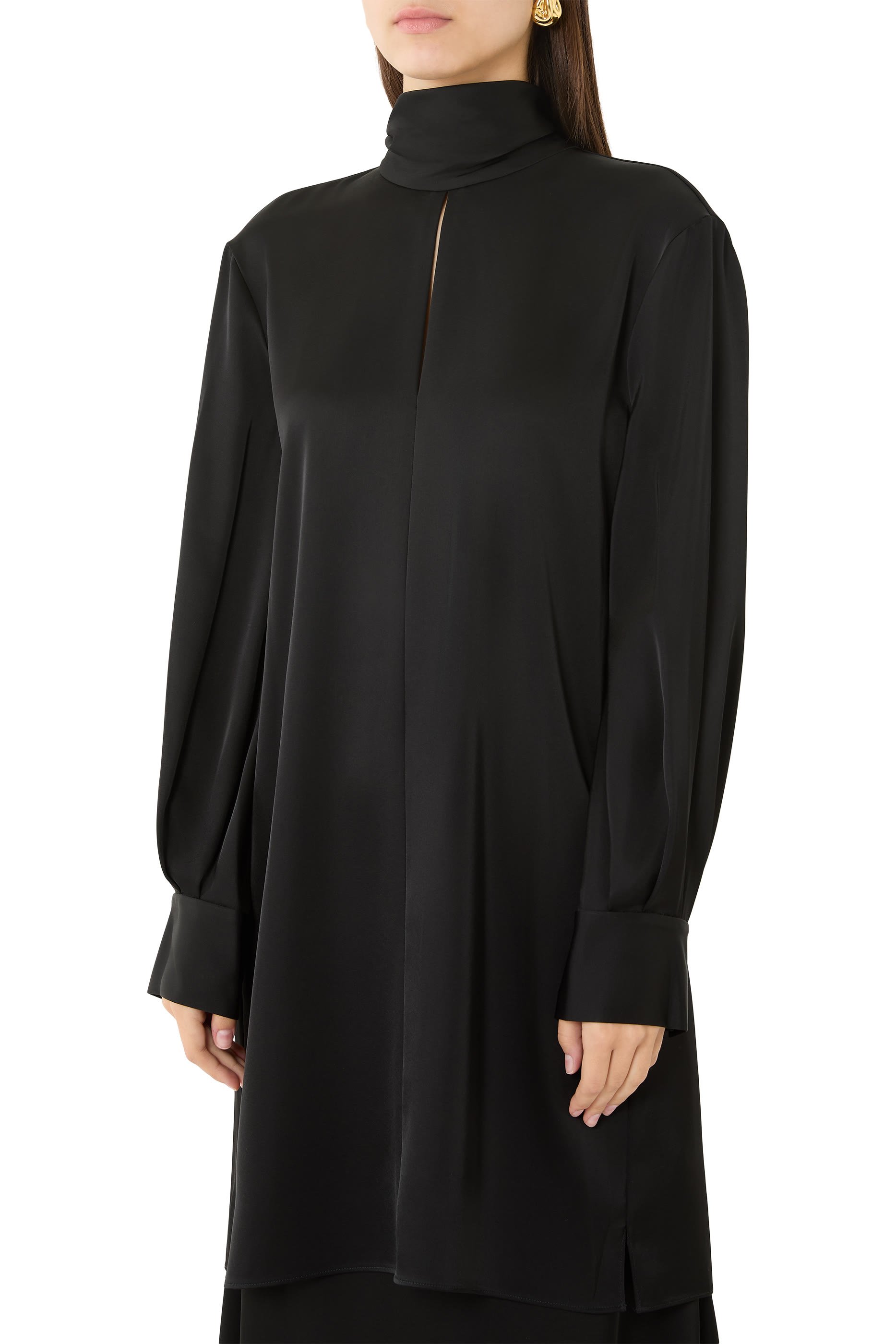 فستان بأكمام واسعة