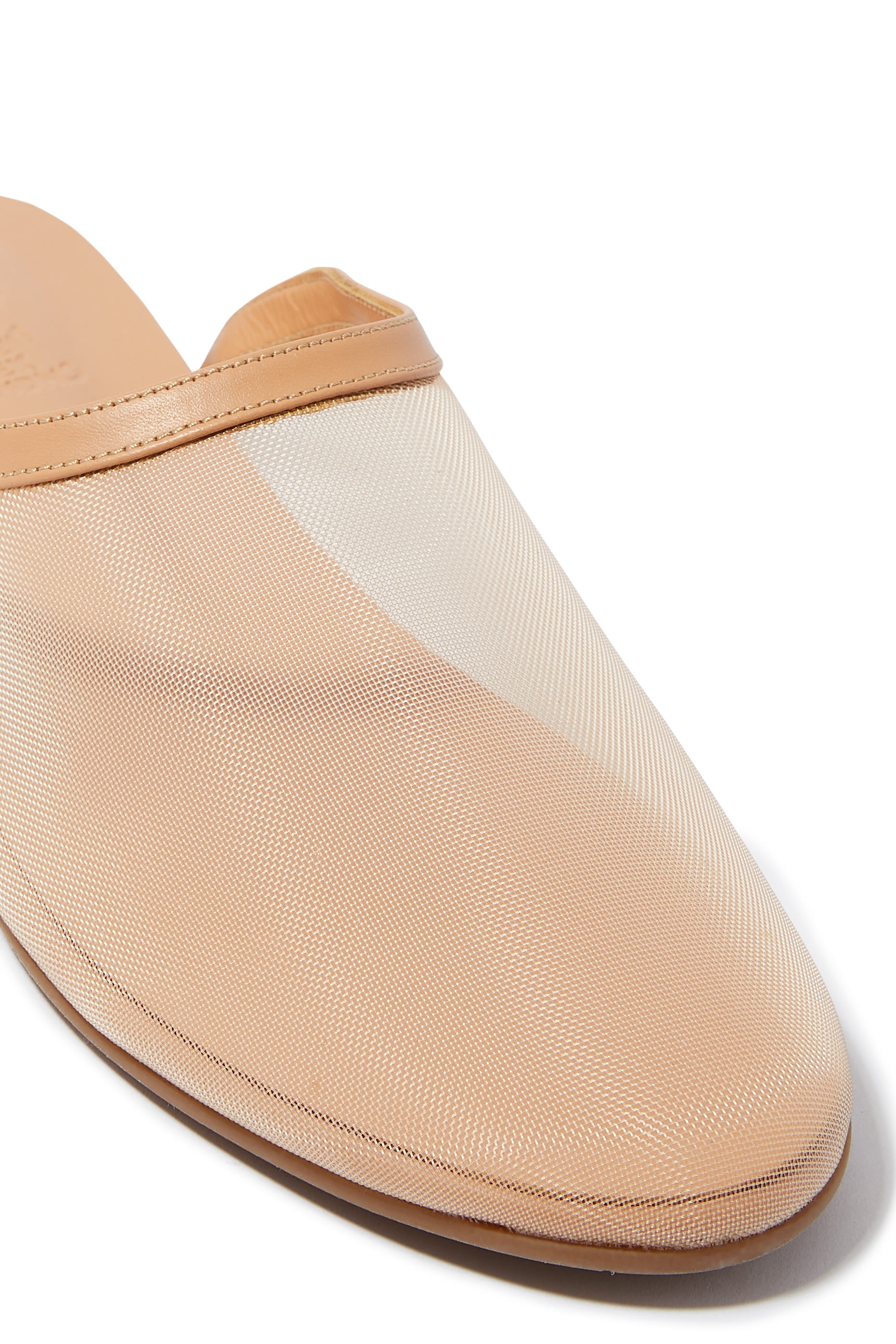 حذاء مفتوح من الخلف بنعل مسطح