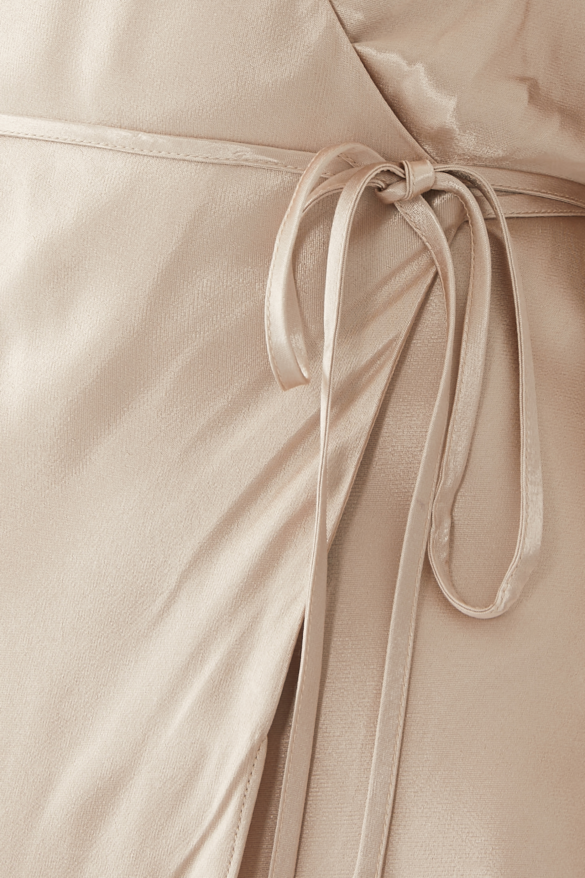 فستان لا لون متوسط الطويل بتصميم ملفوف وأكمام طويلة