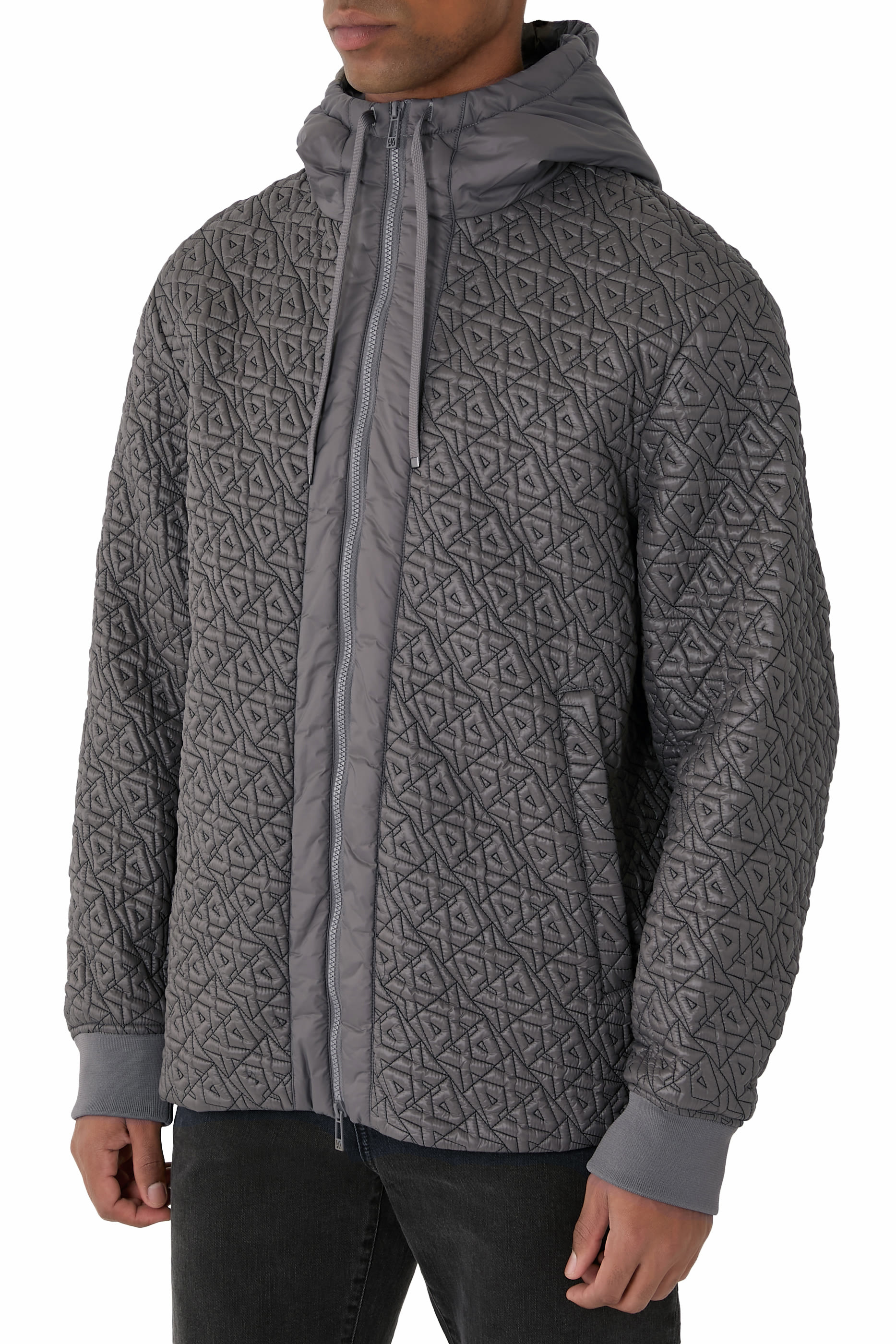  جاكيت مزين بشعار الماركة