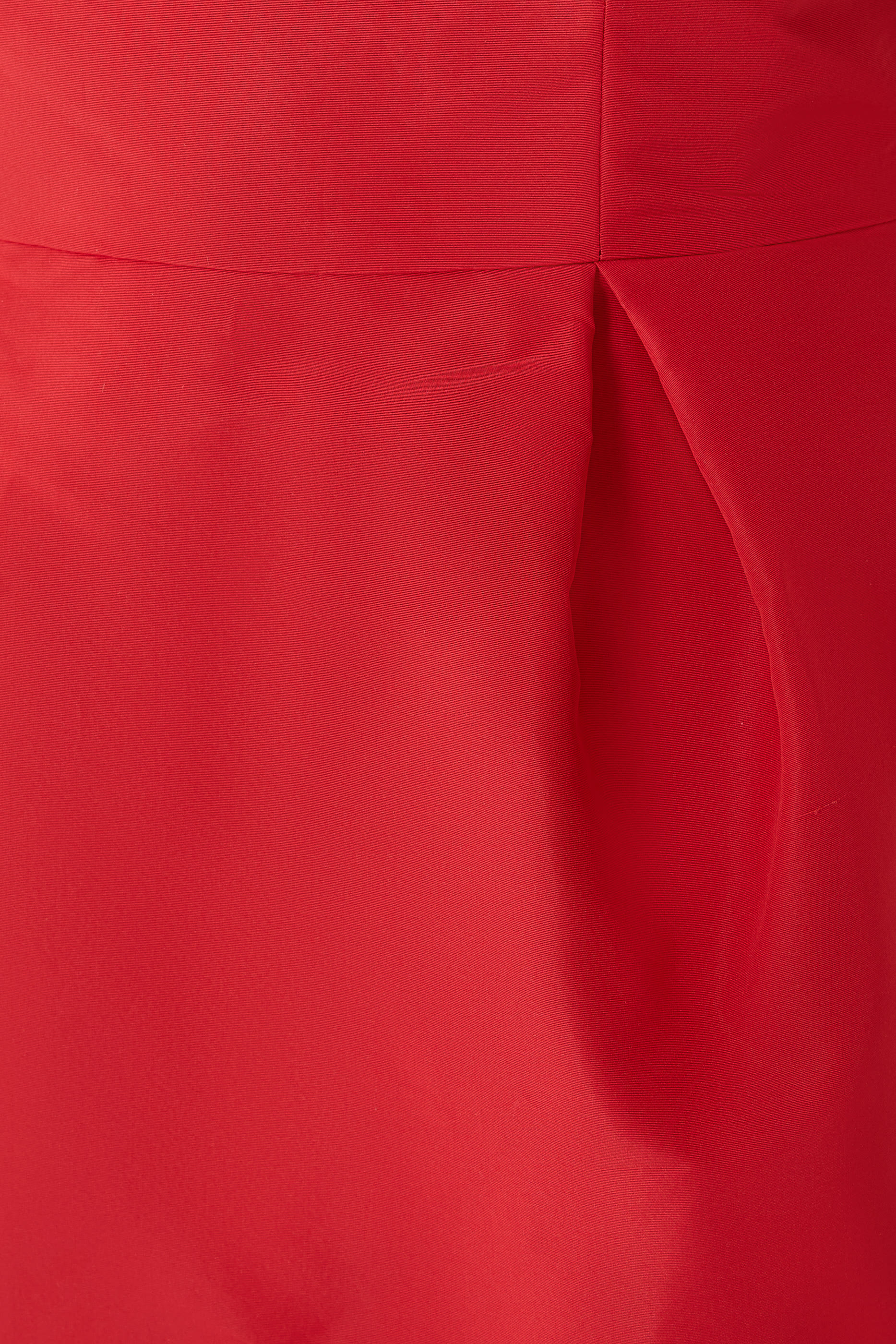 فستان بقصة مستقيمة وأكتاف مكشوفة