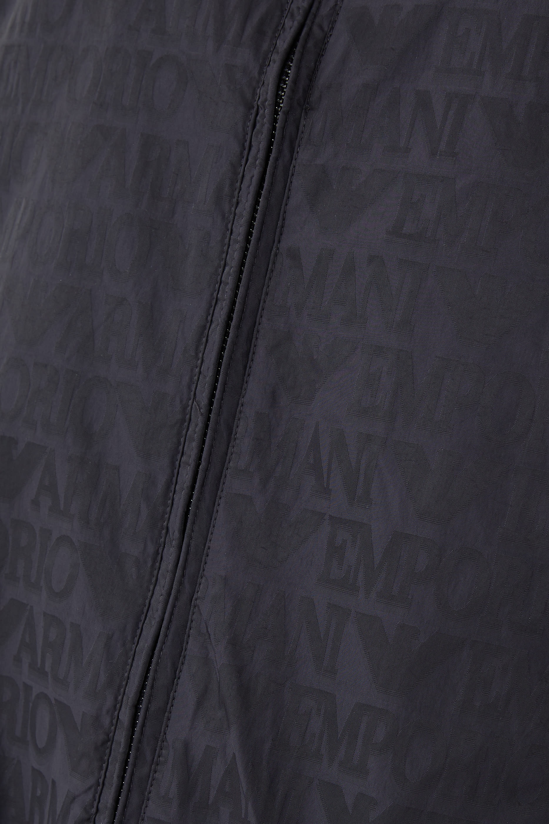 هودي بسحاب وشعار الماركة