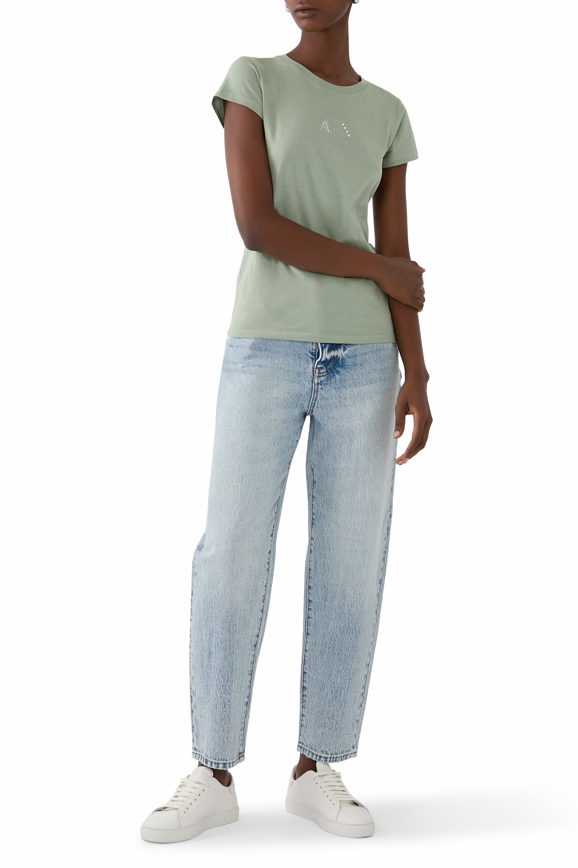 بنطال بقصة ساق ضيقة نحو الأسفل