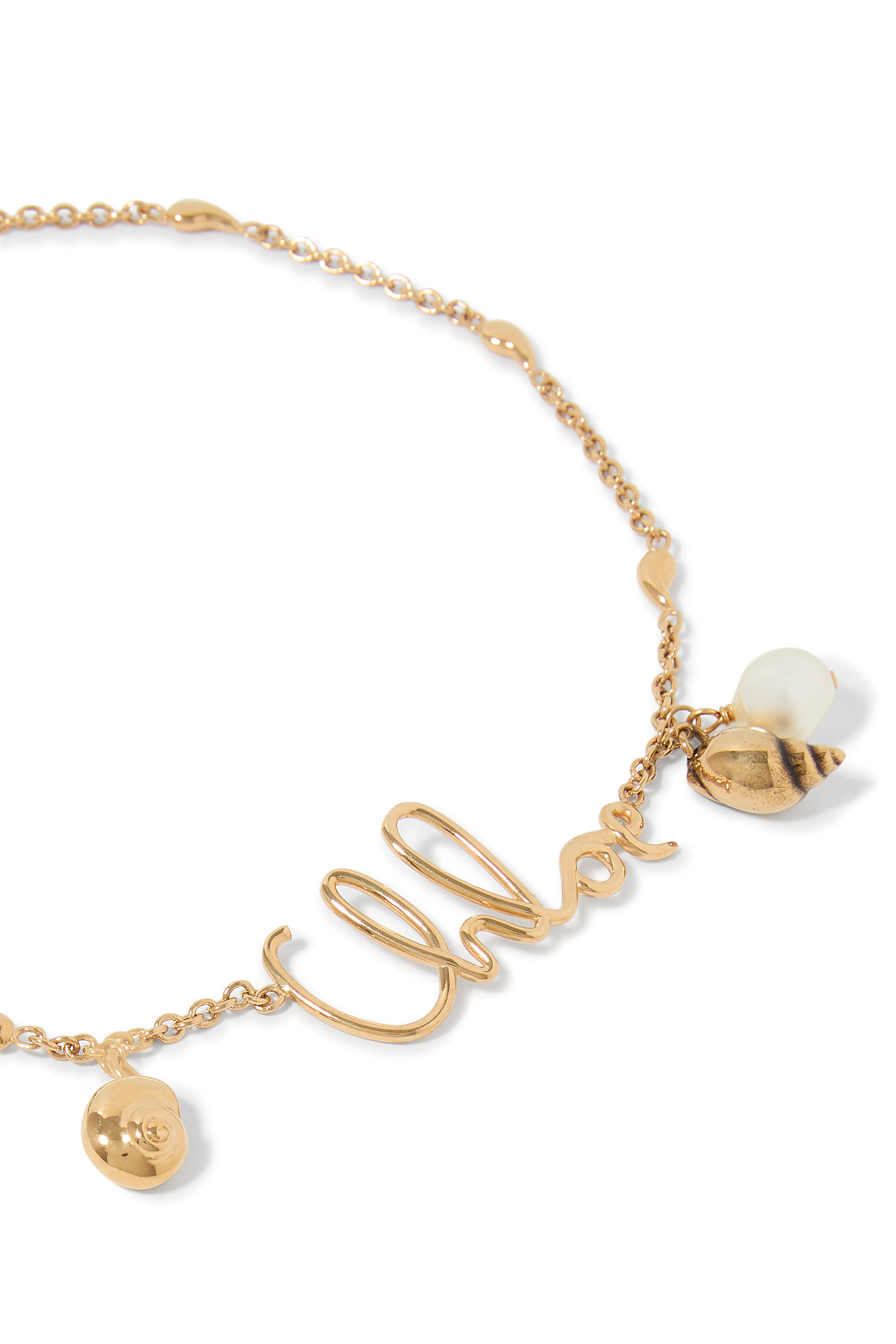 قلادة بشعار الماركة