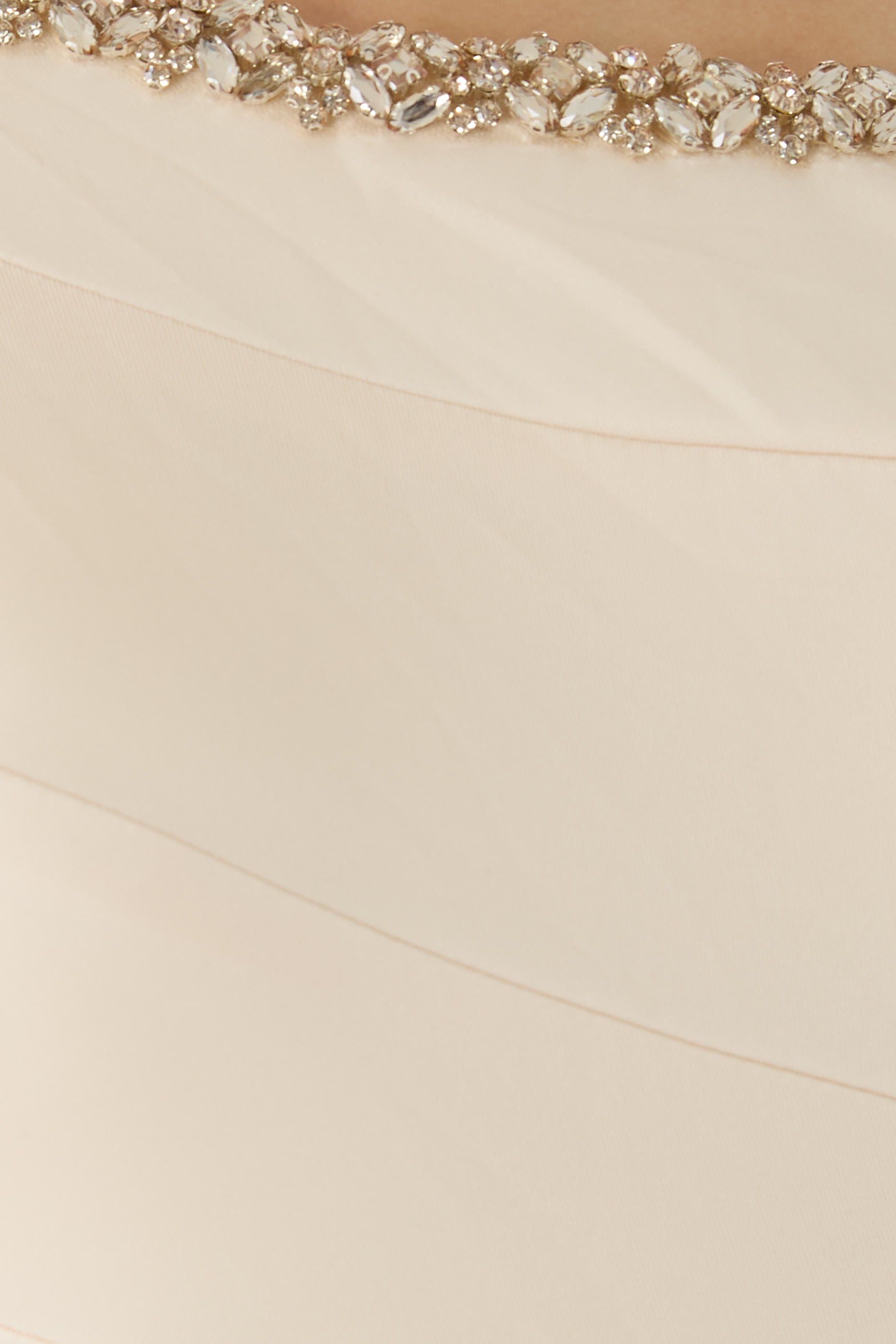 فستان سهرة بكتف مكشوف