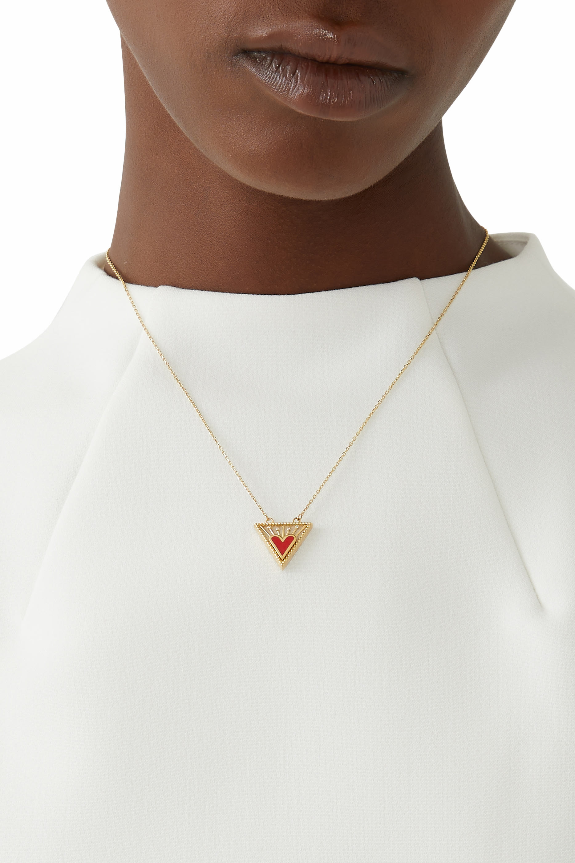 قلادة بلادية مثلثية بتصميم قلب مزينة بماس ومرجان أحمر، ذهب أصفر عيار 18