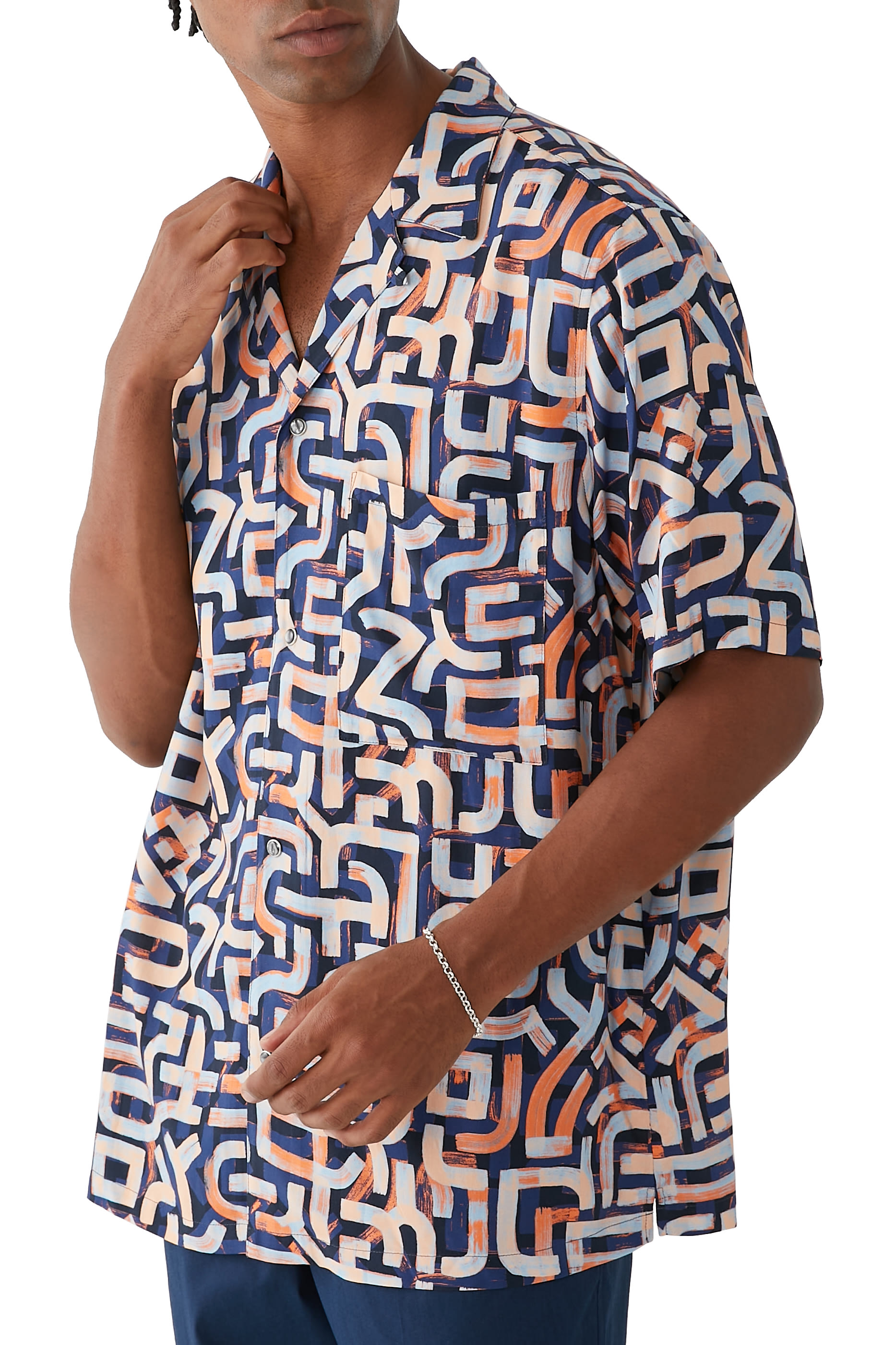 قميص هاواي مزين كليا بطبعة غرافيتي