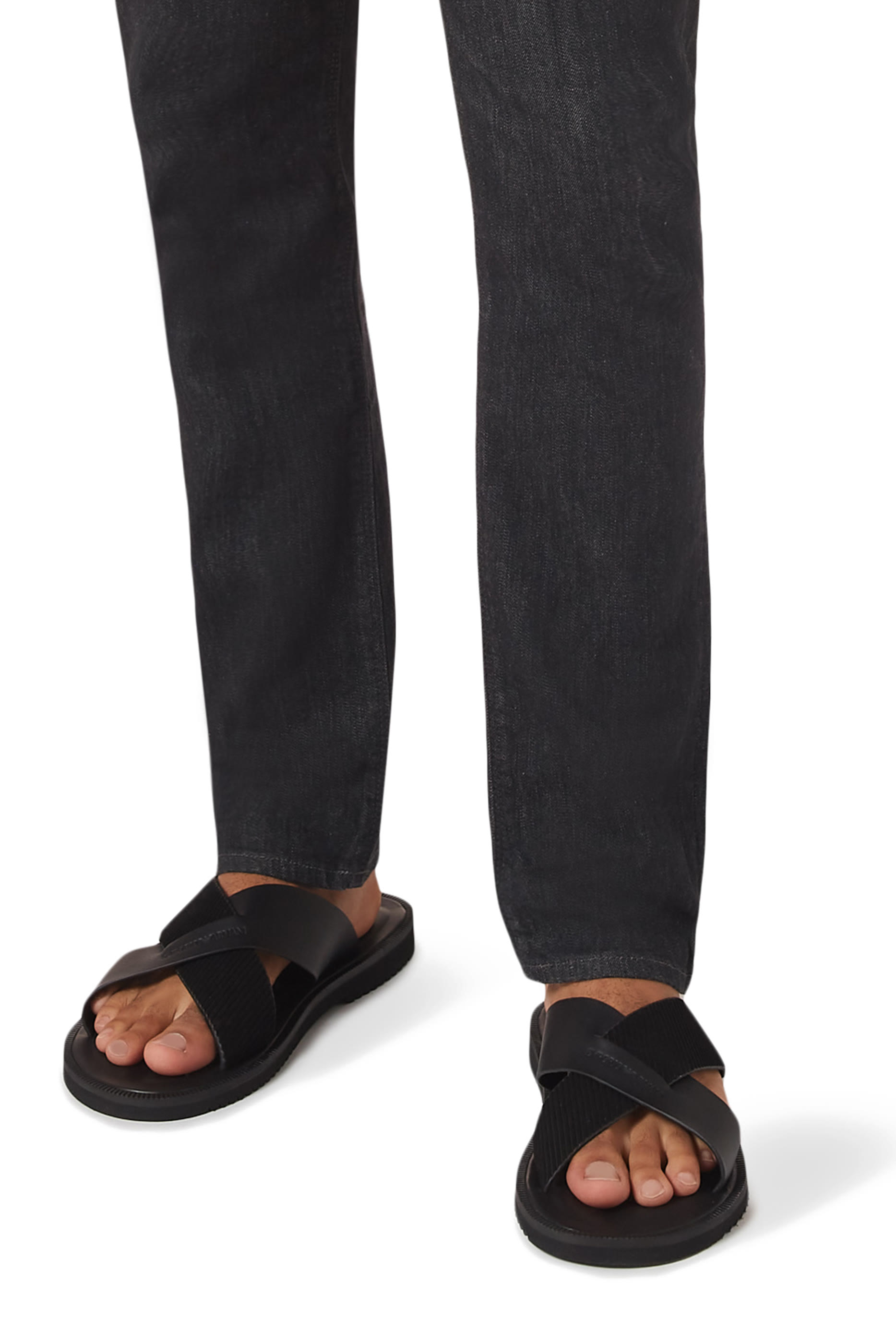 صندل بسيور متقاطعة وشعار الماركة جلد