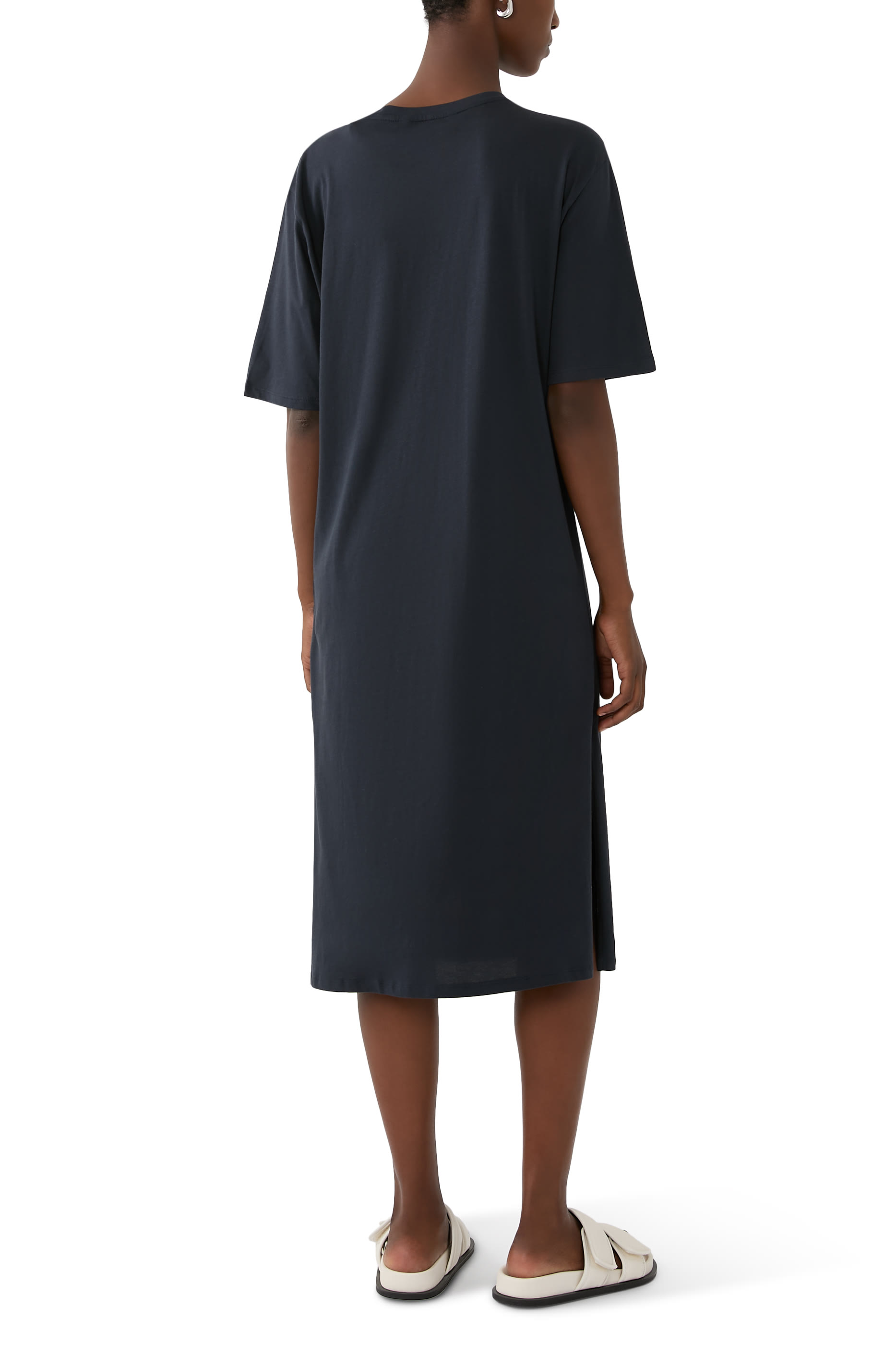 فستان بشعار الماركة