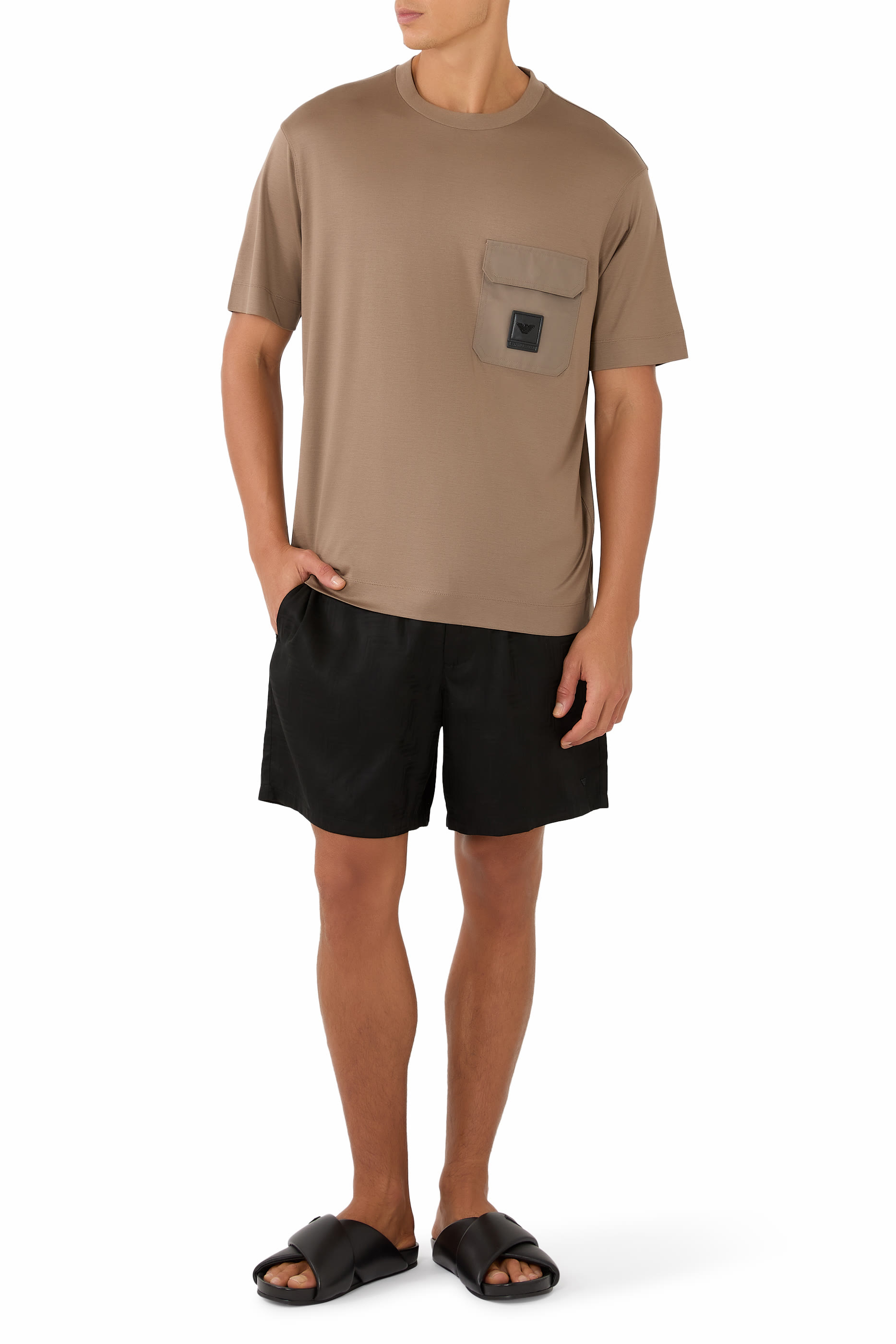 تيشيرت بقصة عادية وجيب خارجي بشعار الماركة