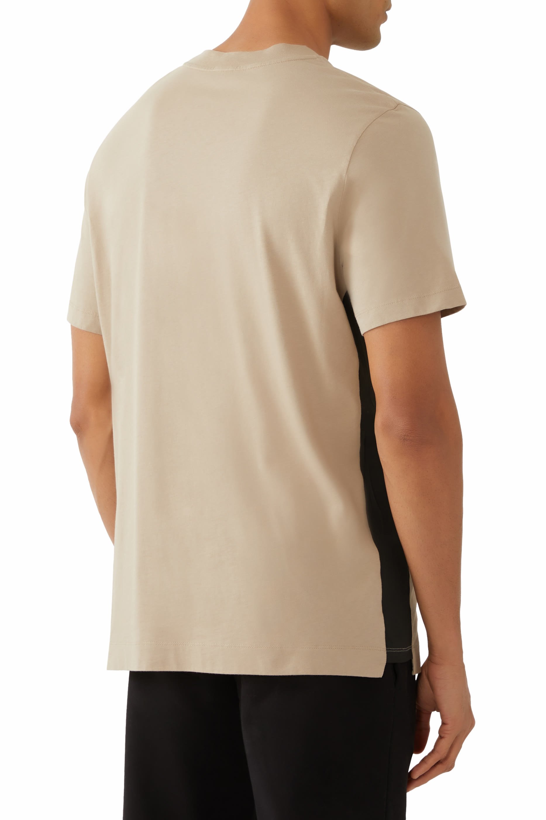 تيشيرت بياقة ضيقة ونقشة شعار الماركة