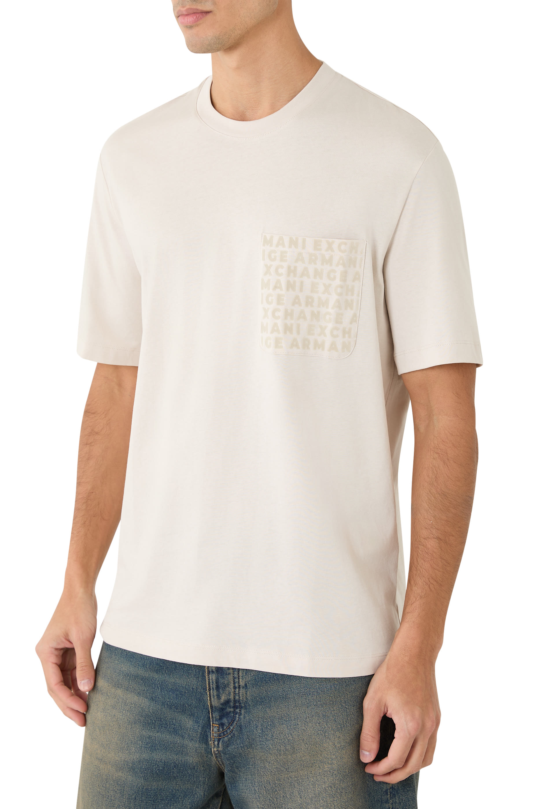 تيشيرت بقصة عادية وجيب بشعار الماركة