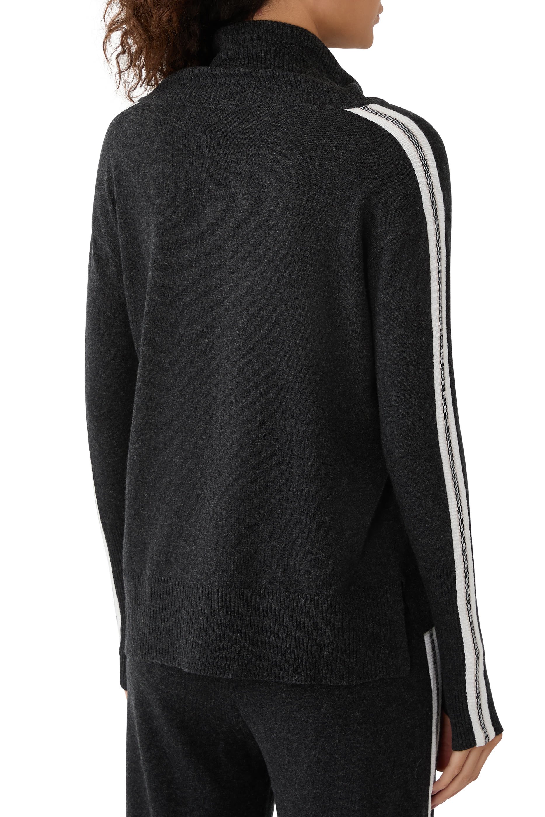 كنزة بياقة عالية وخطوط كشمير