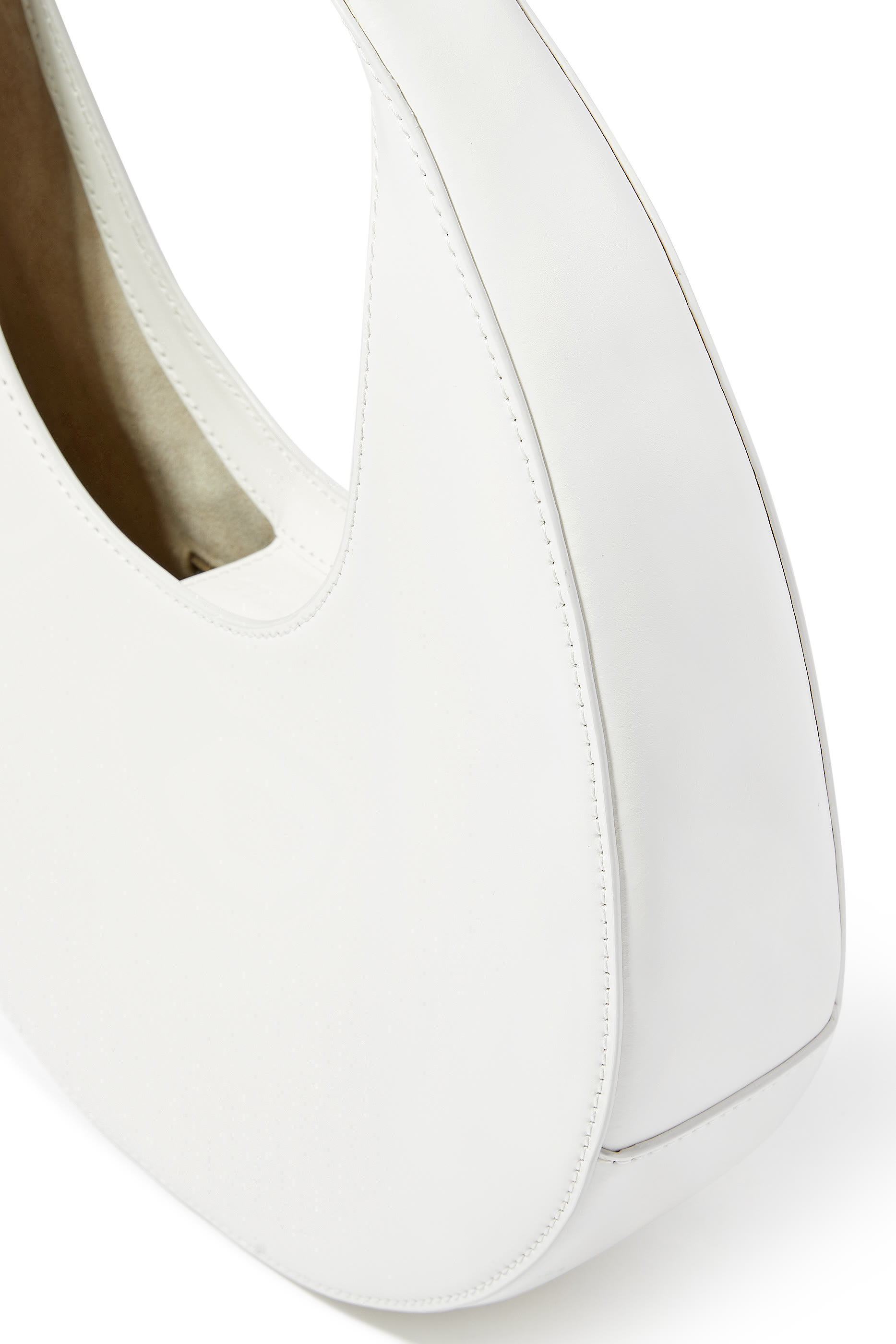 حقيبة يد بتصميم مقوس