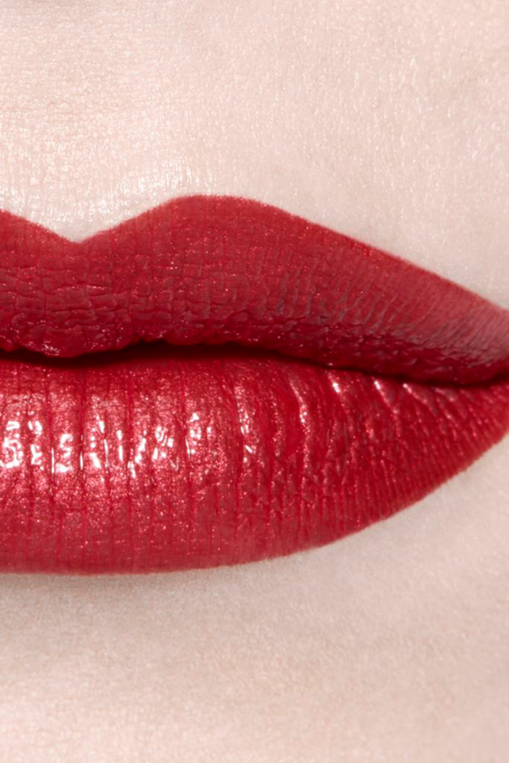 أحمر شفاه مرطب ومعزز للامتلاء. لمعان ولون طويل الثبات مكثف ROUGE COCO BLOOM