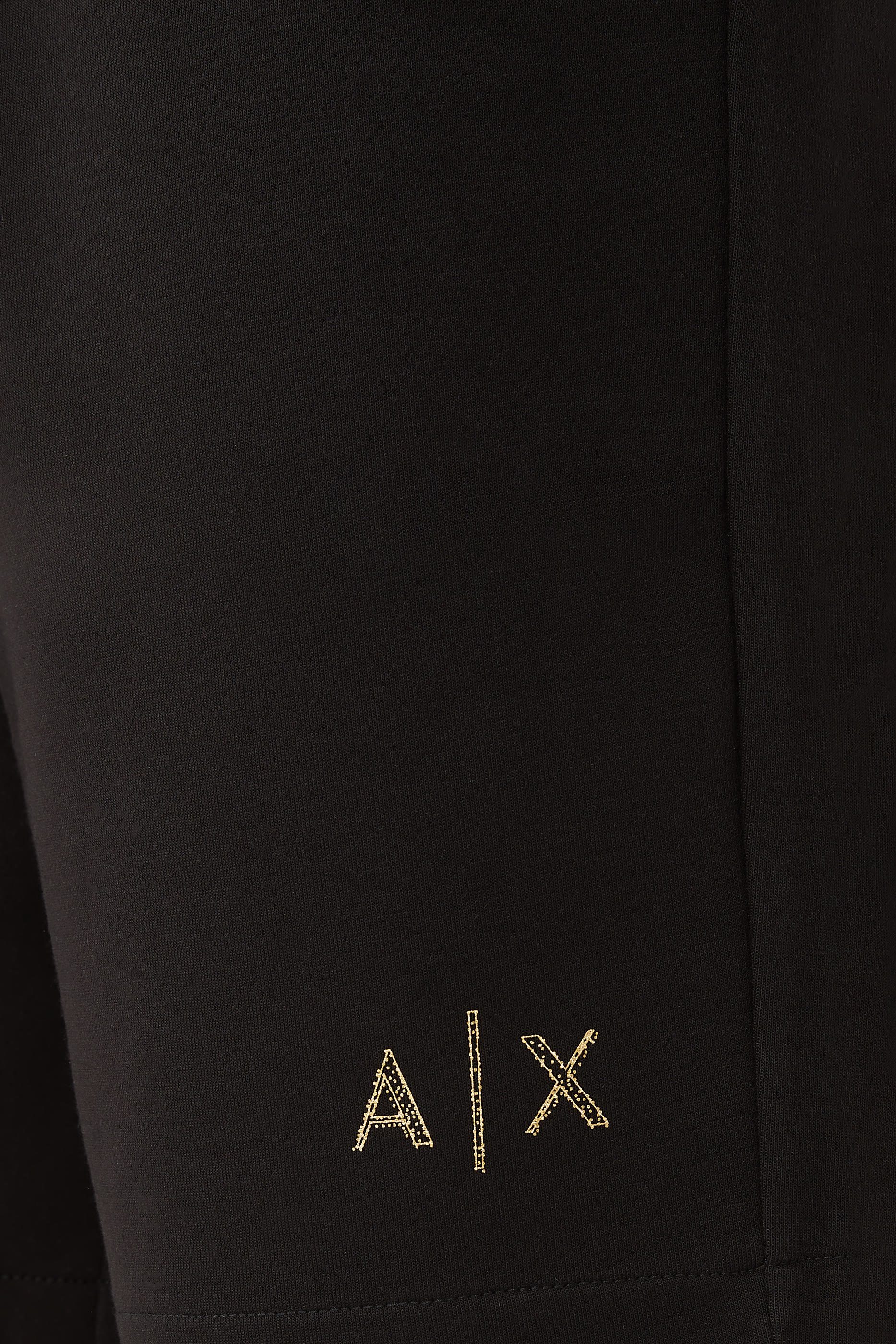 شورت رياضي بشعار الماركة