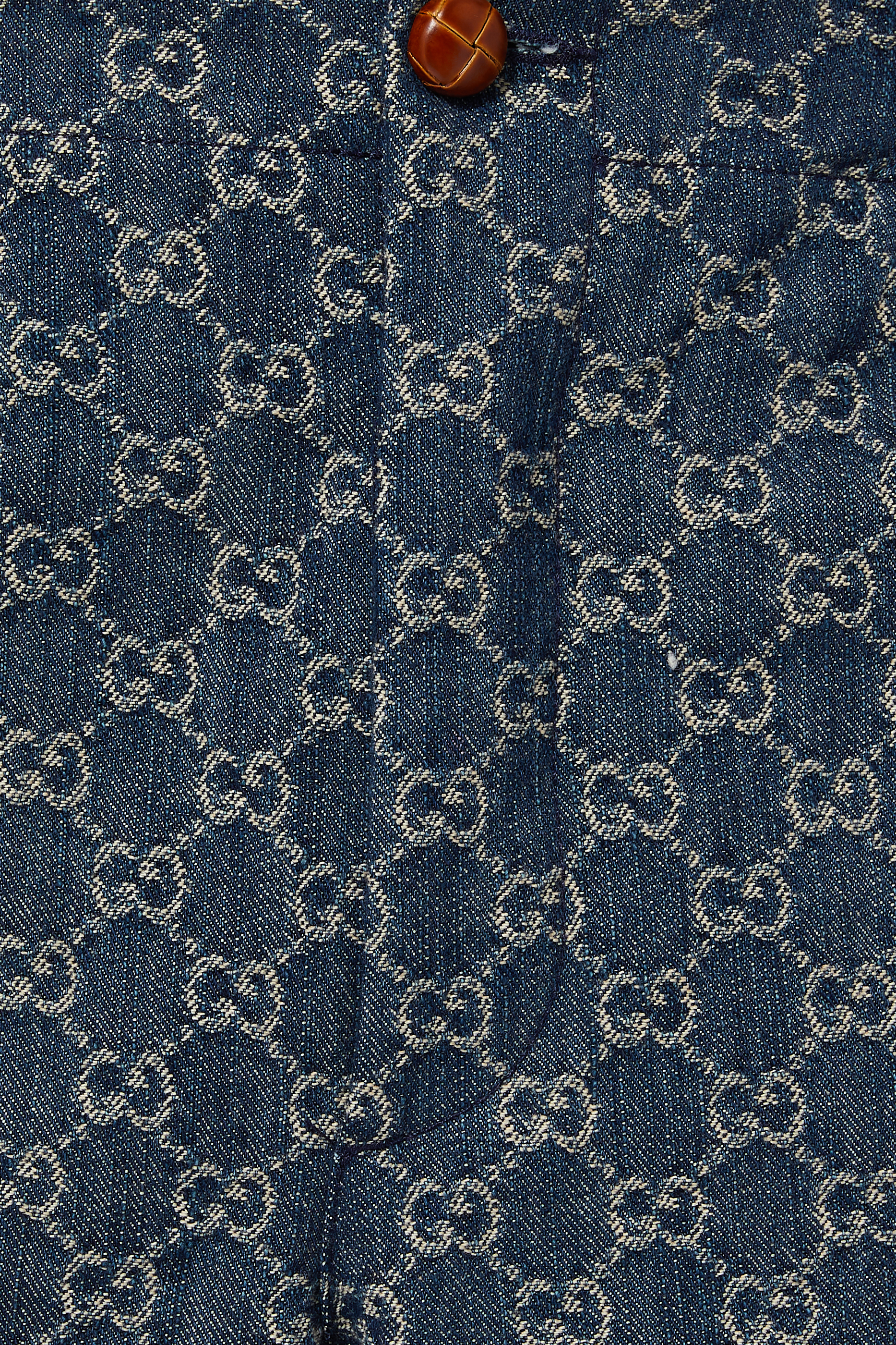 شورت دينم صديق للبيئة بنقشة حرفي GG بلون باهت