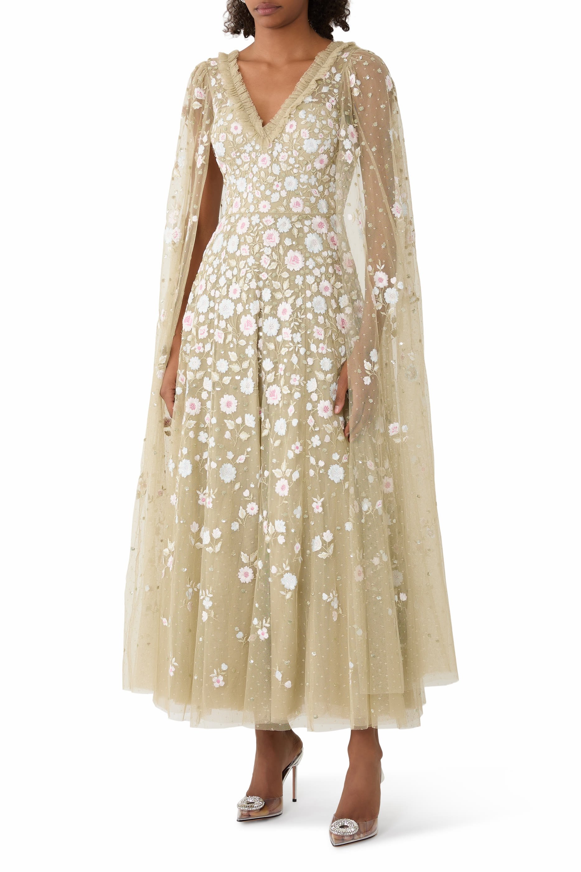 فستان ايثيريال طويل بأكمام بنمط كاب ومطرز بزهور 