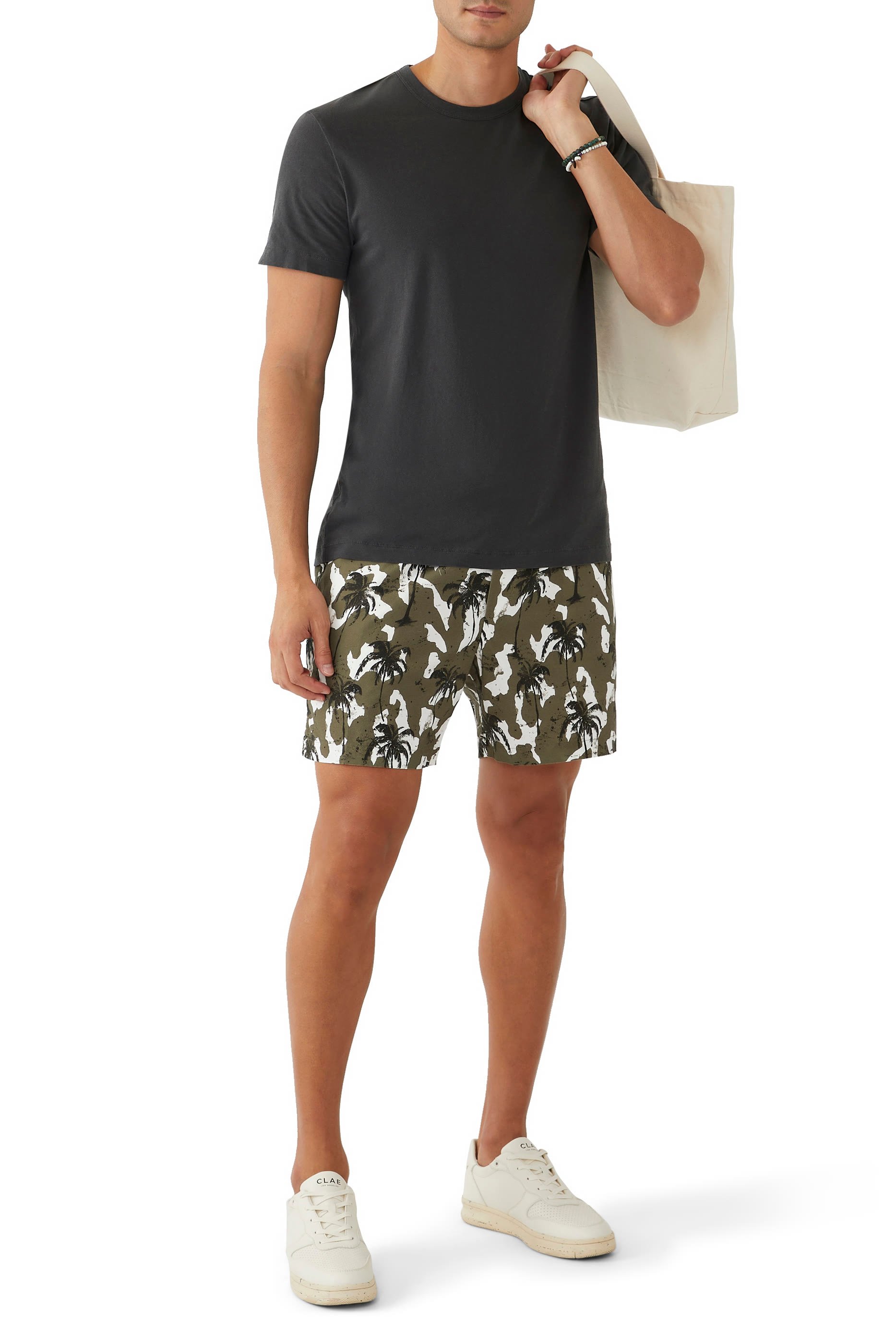 تيشيرت بياقة ضيقة وأكمام قصيرة 