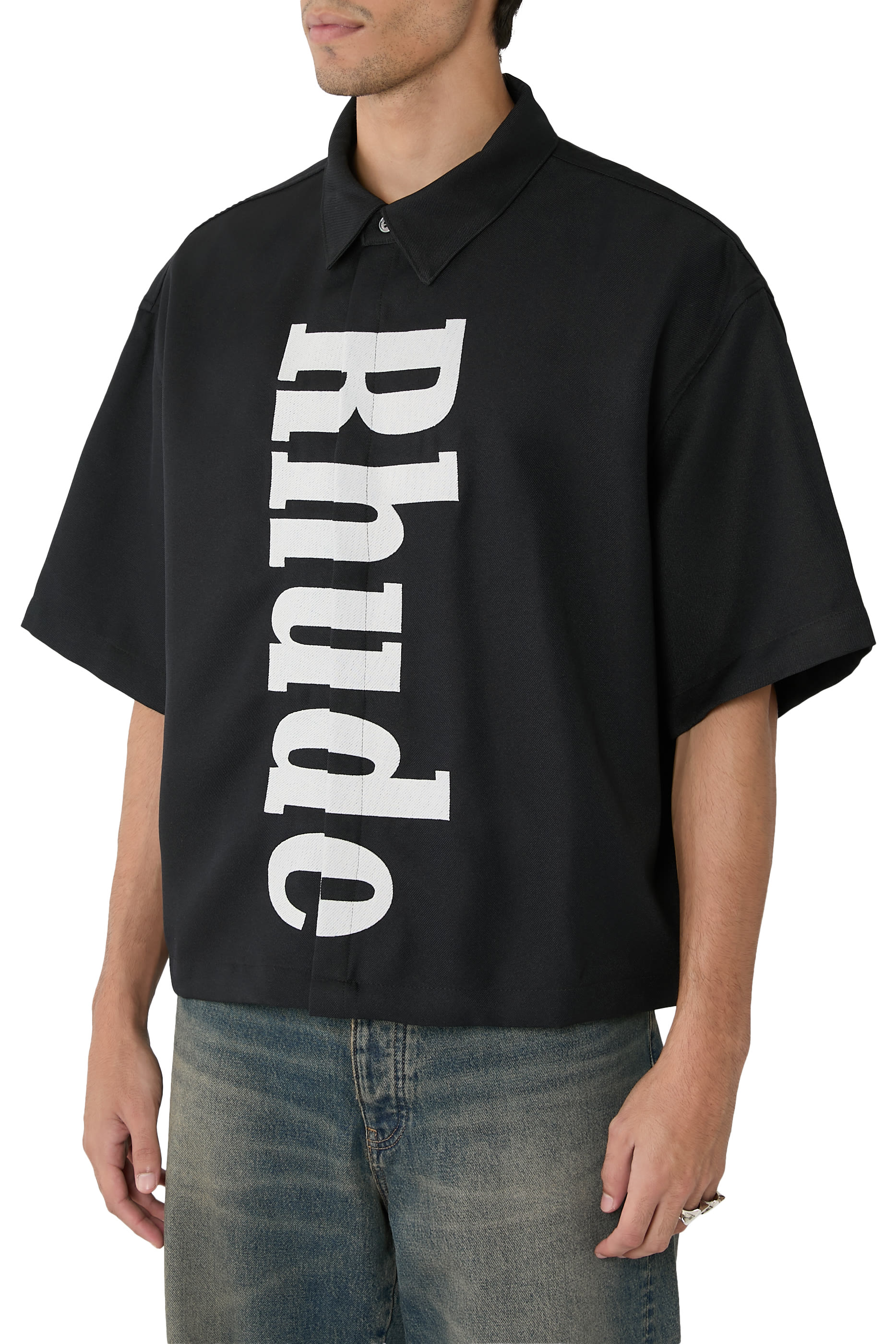 قميص بأزرار مزين بشعار الماركة