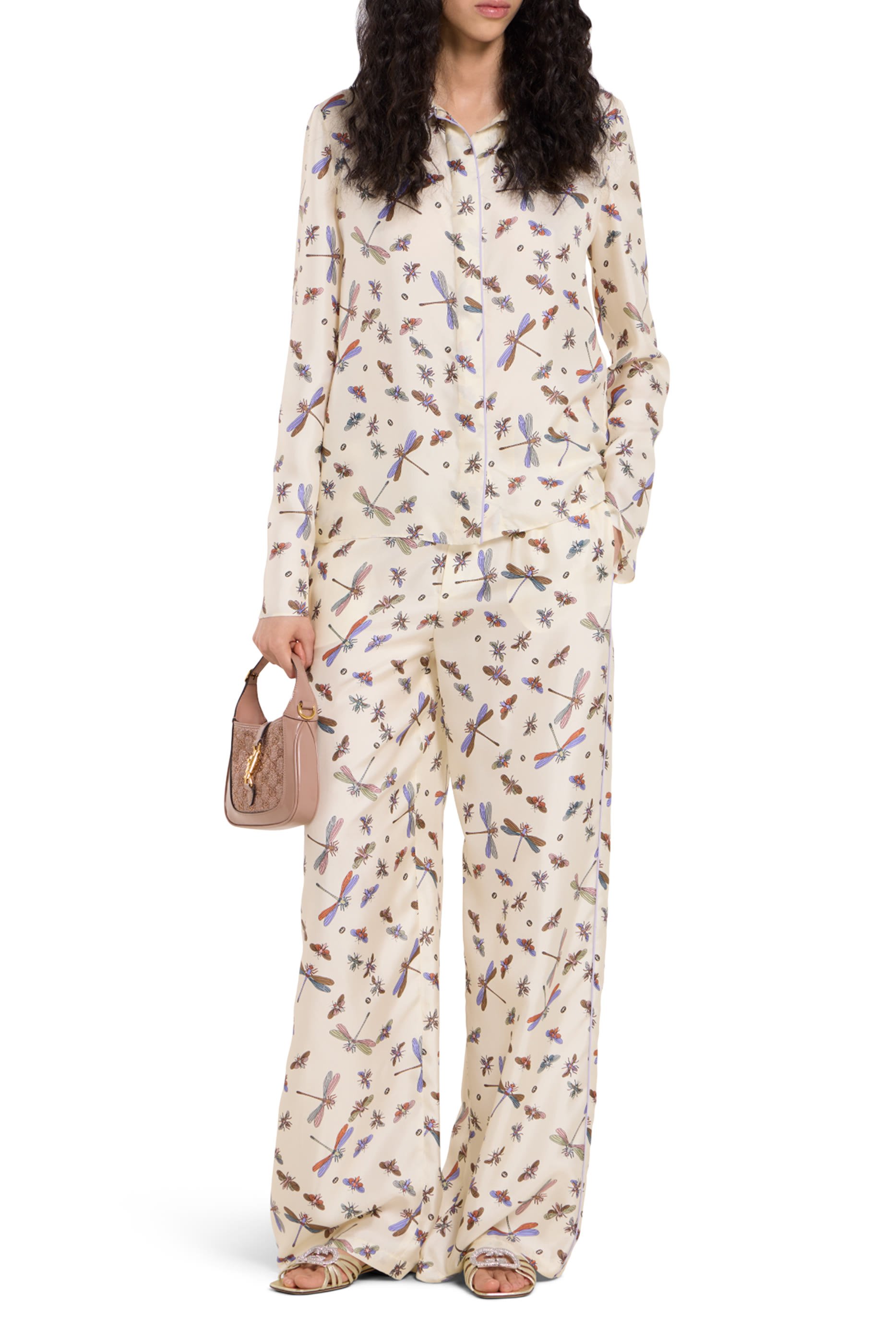 صندل بحلية حرفي شعار الماركة