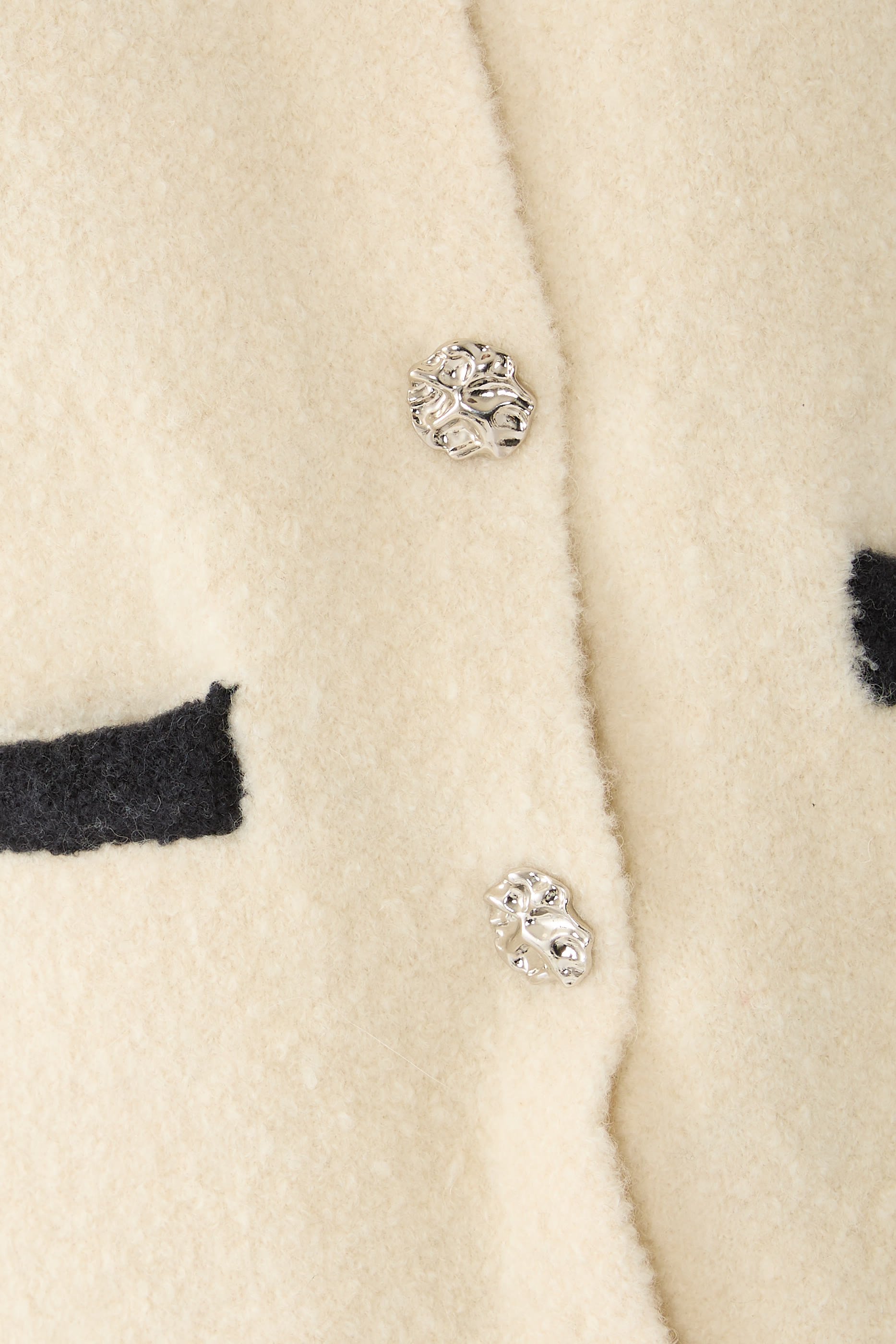 كارديجان بأساور بارزة الملمس وتفاصيل بلون مغاير