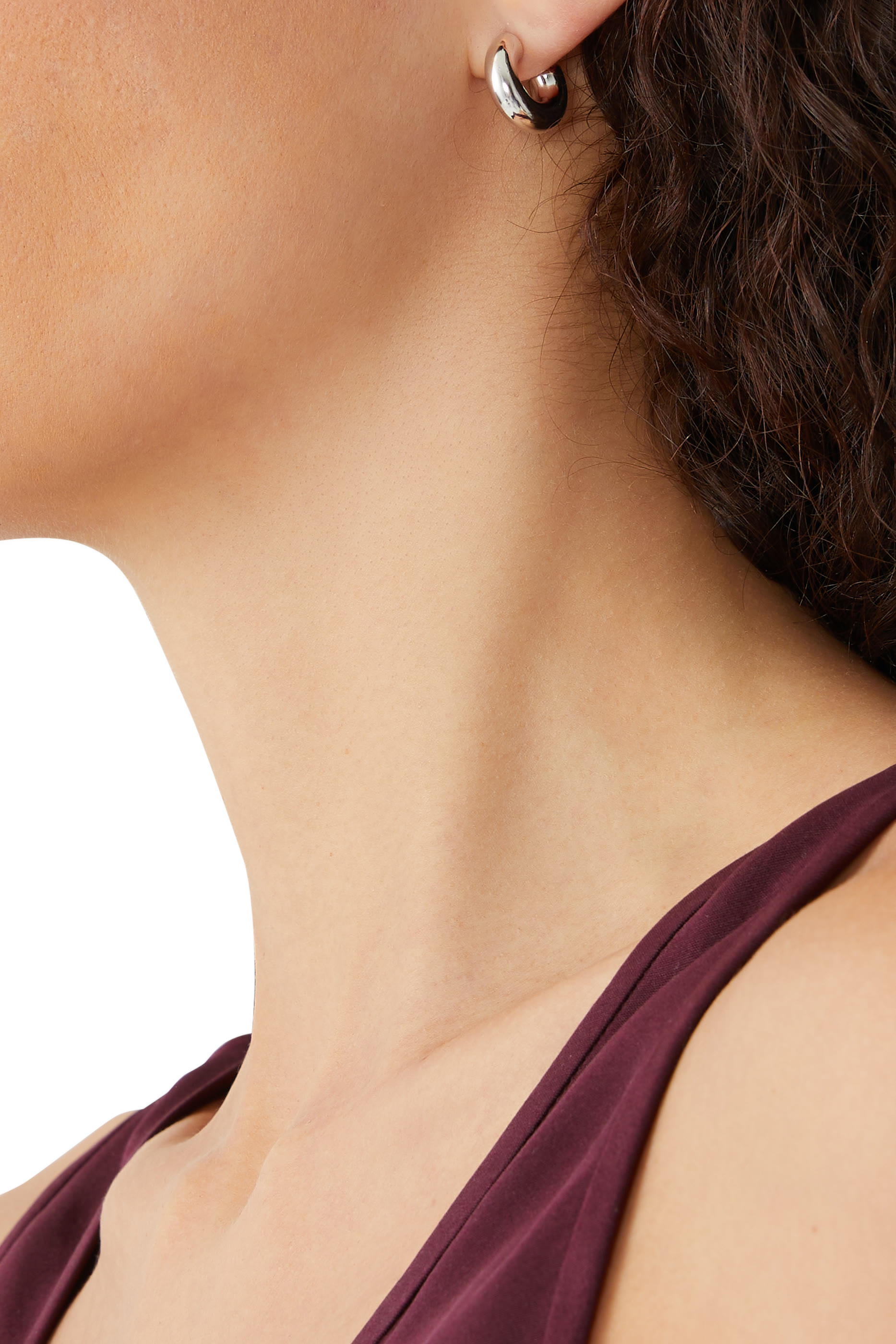 أقراط دائرية صغيرة بتصميم سميك فضة استرلينية معاد تدويرها مطلية بالروديوم