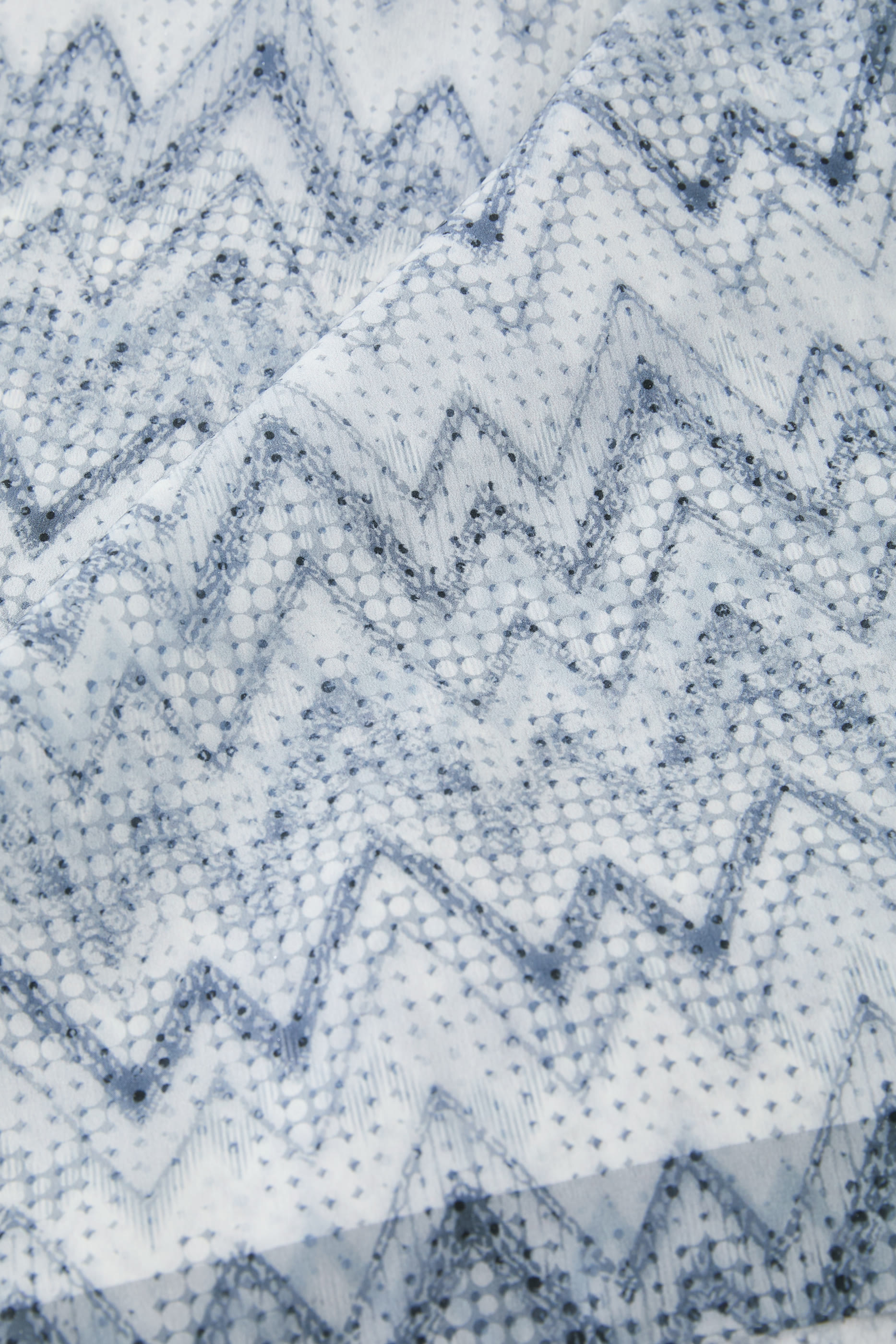 وشاح بنقشة خطوط متعرجة حرير