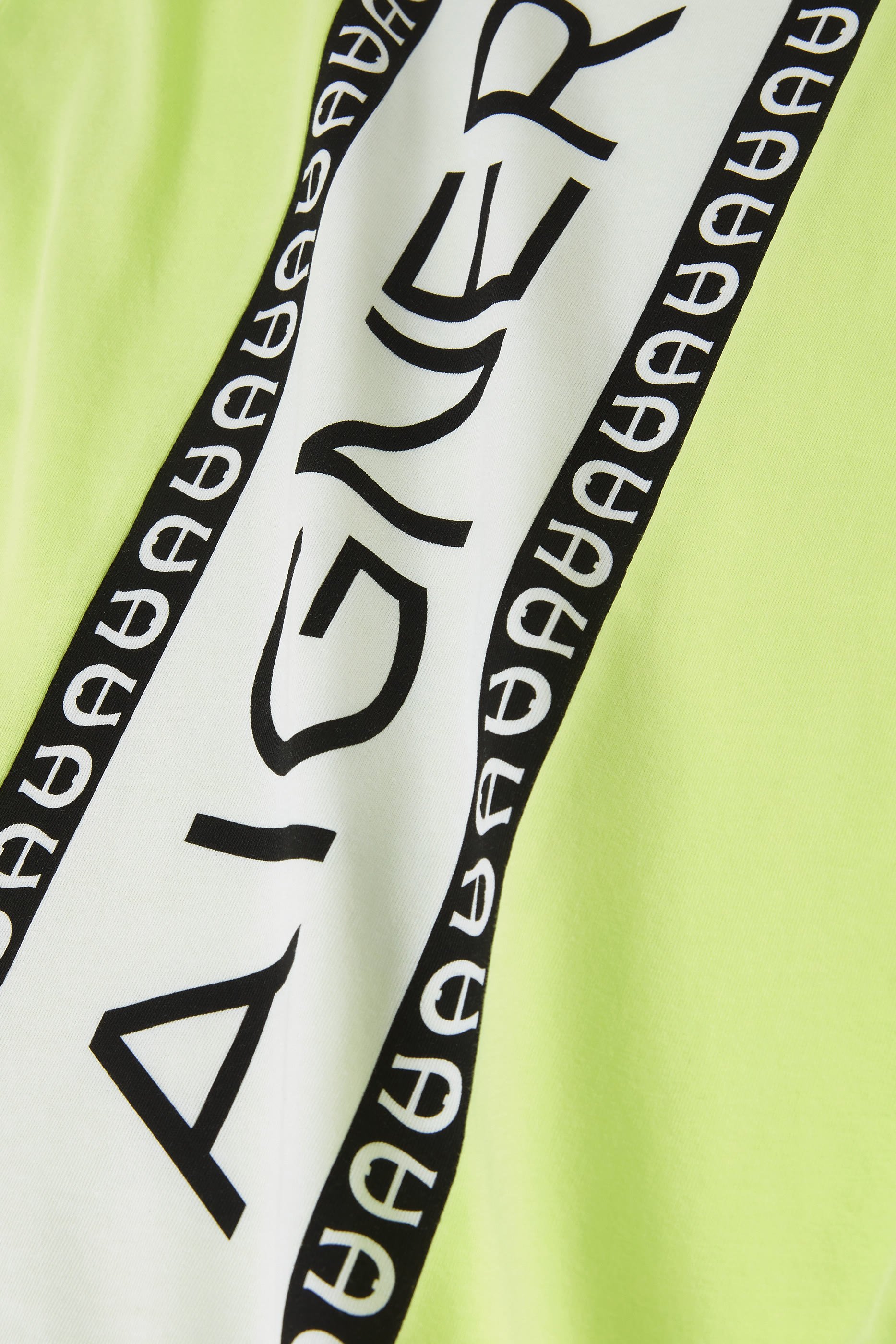 تيشيرت بشعار الماركة