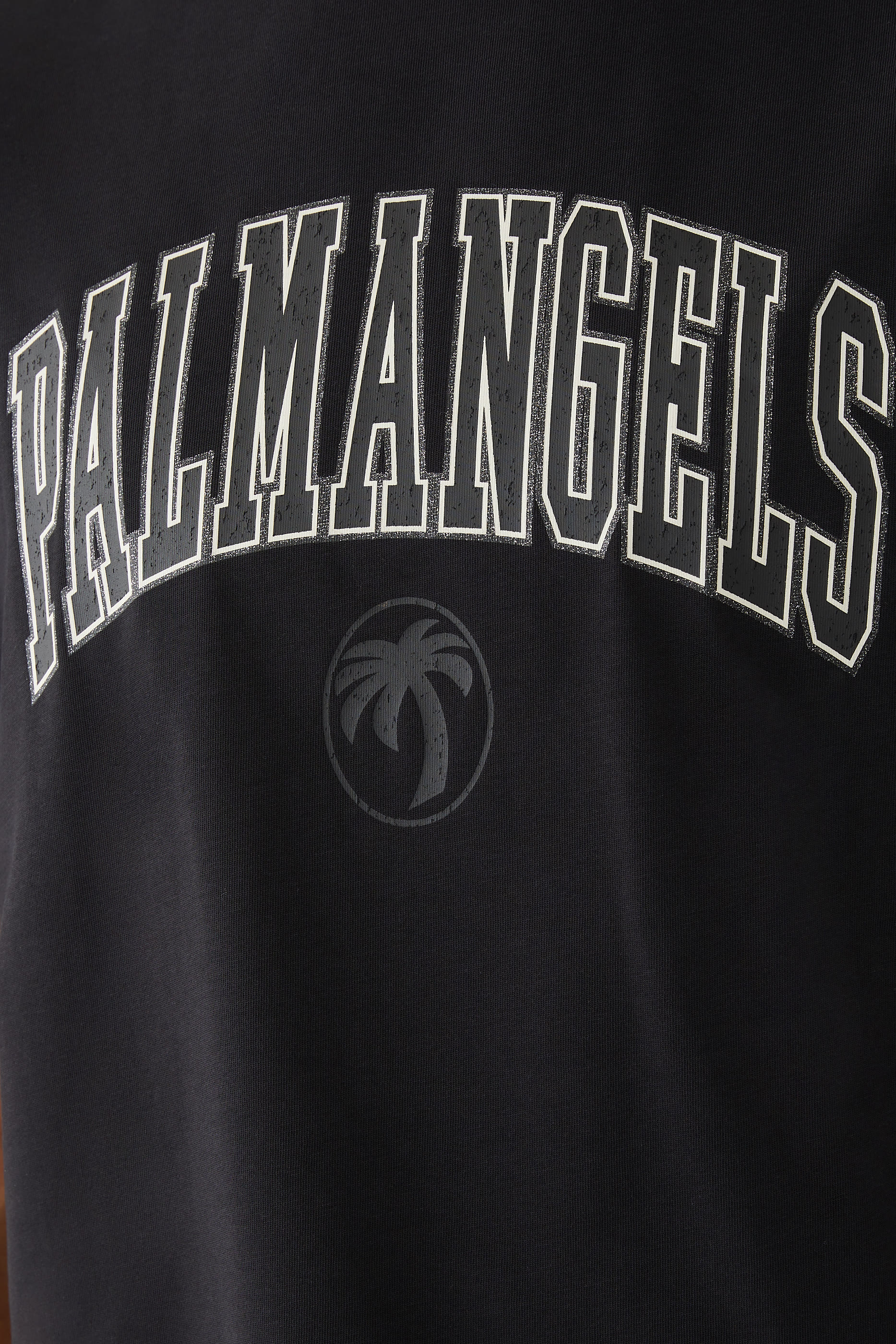 تيشيرت بشعار الماركة بتصميم جامعي